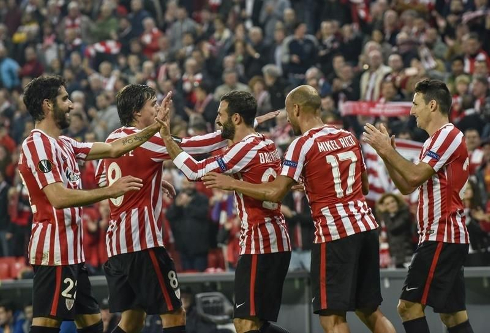 Aritz Aduriz (d) celebra con sus compañeros el gol