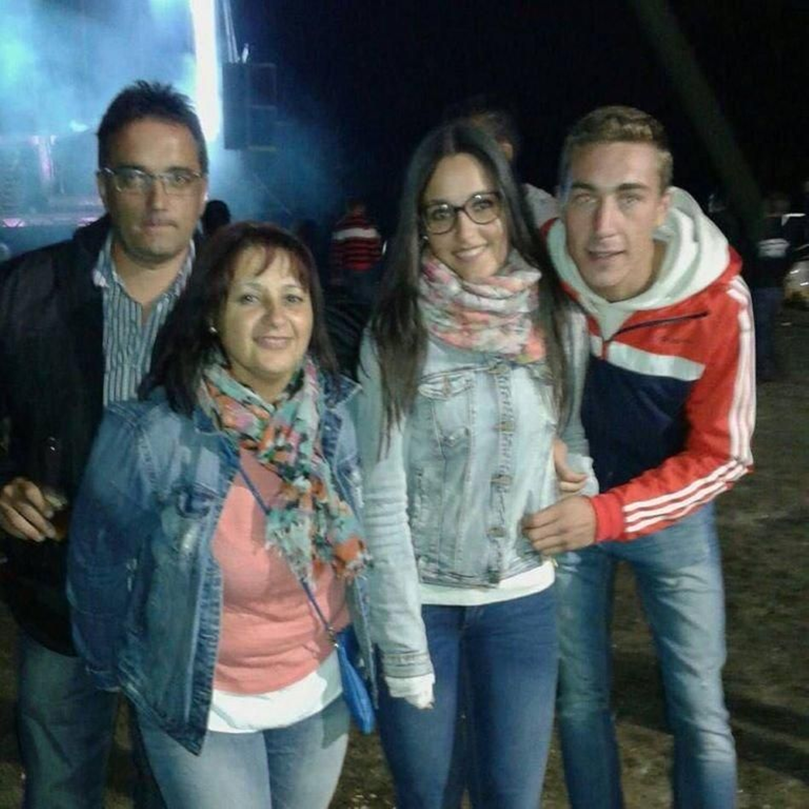 Foto familiar de la víctima y su hija, ambos con gafas, días antes del terrible suceso.