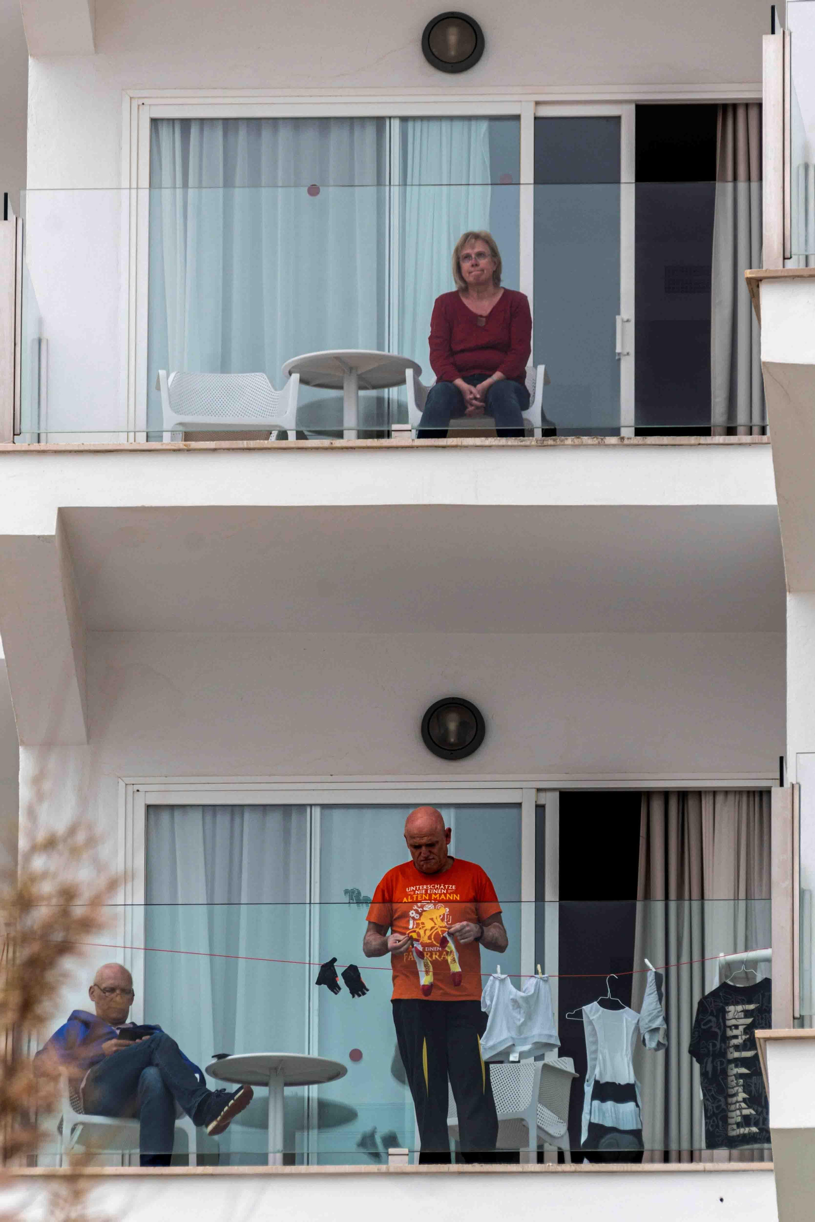 Turistas permanecen en sus habitaciones en Llucmajor, Mallorca. EFE/Cati Cladera