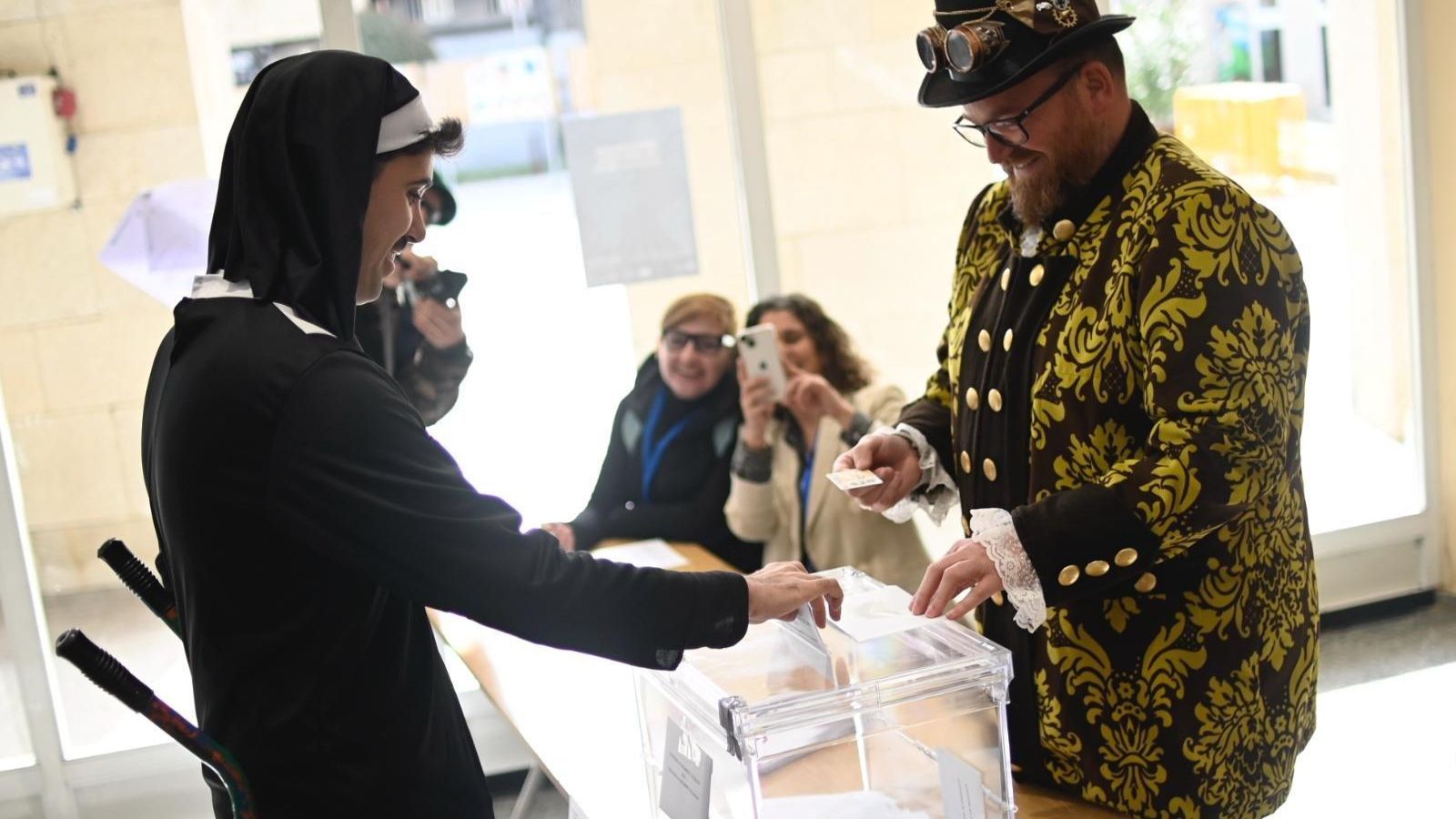 Jornada electoral y Entroido se juntan en Xinzo de Limia. // Noelia Caseiro