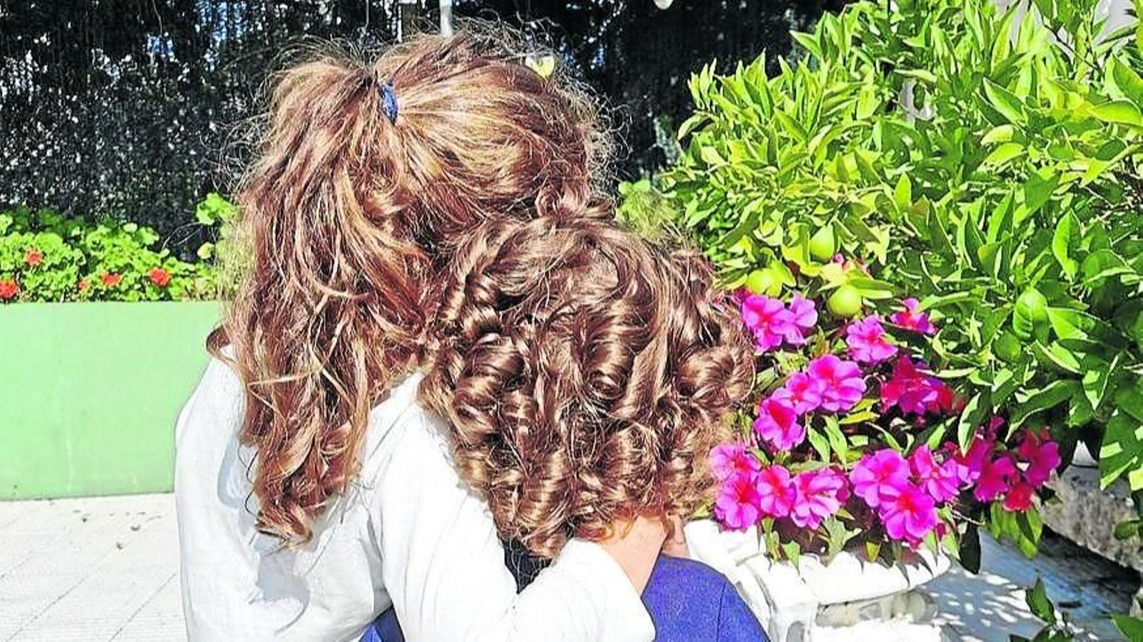 La menor que solicitó la escolarización a domicilio y su hermano.