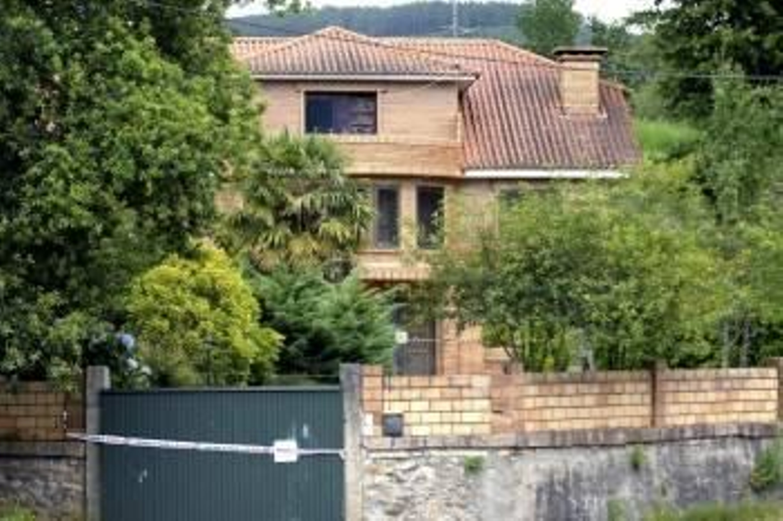 El portalón de entrada a la casa donde ocurrió el crimen, con el precinto policial (Foto: SALVADOR SAS)