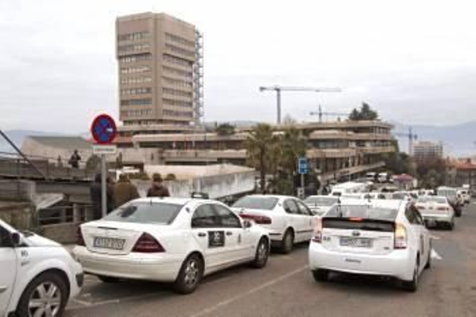 Una caravana de unos doscientos taxis ha provocado retenciones en el centro de Vigo al circular despacio y uno detrás de otro para exigir al Ayuntamiento una disminución de su jornada laboral (Foto: ef)