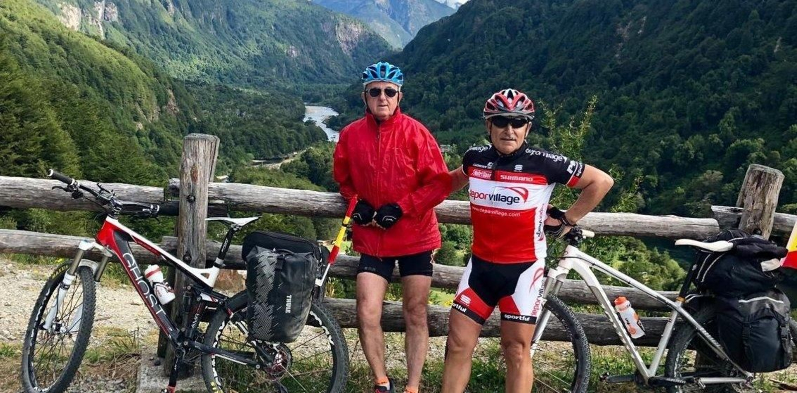 Eugenio Delgado e Isaac Pérez, durante uno de los altos en el camino, en su recorrido por la Patagonia.