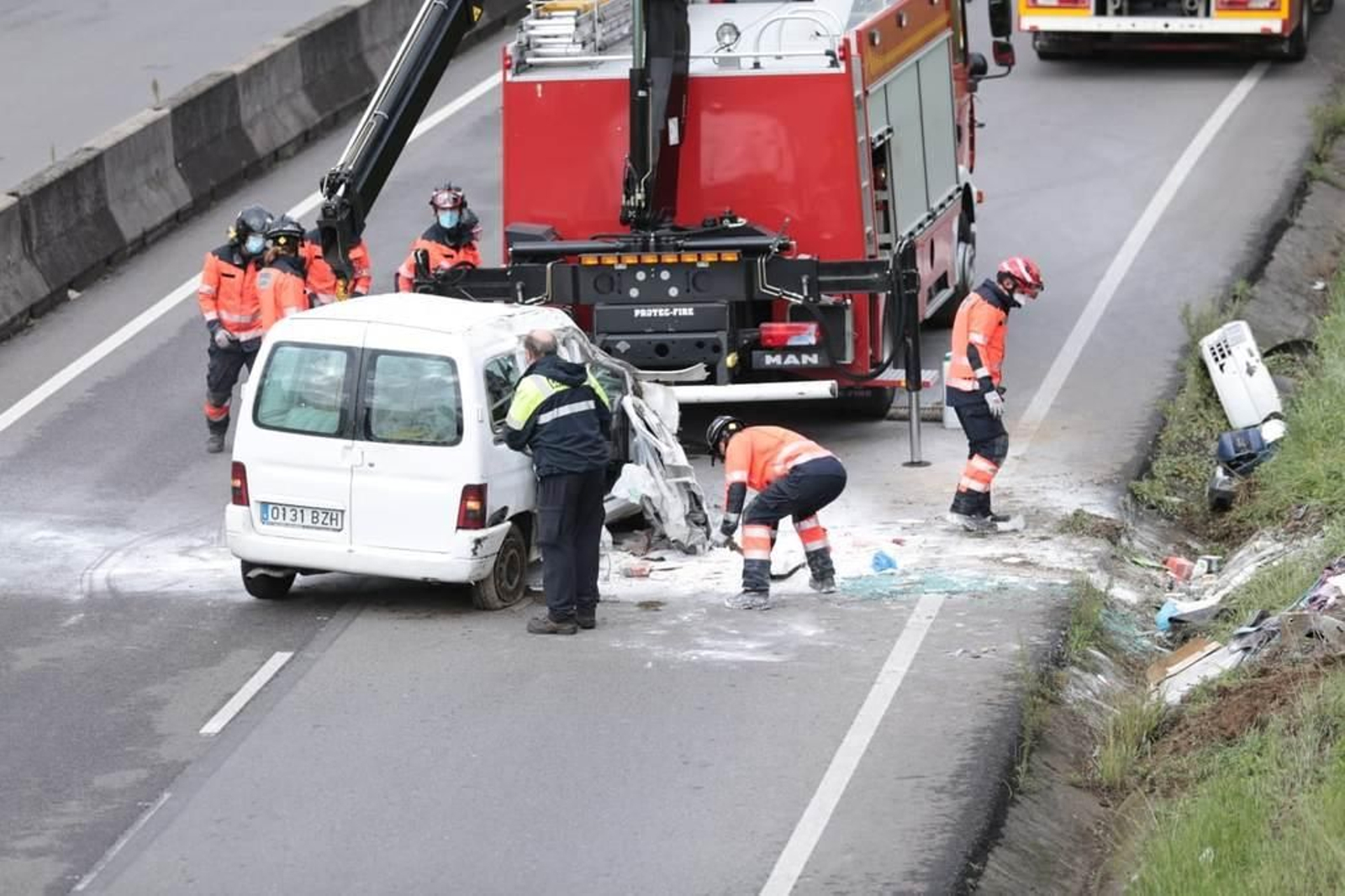 Brutal accidente en el segundo cinturón con el vuelco de dos vehículos 5