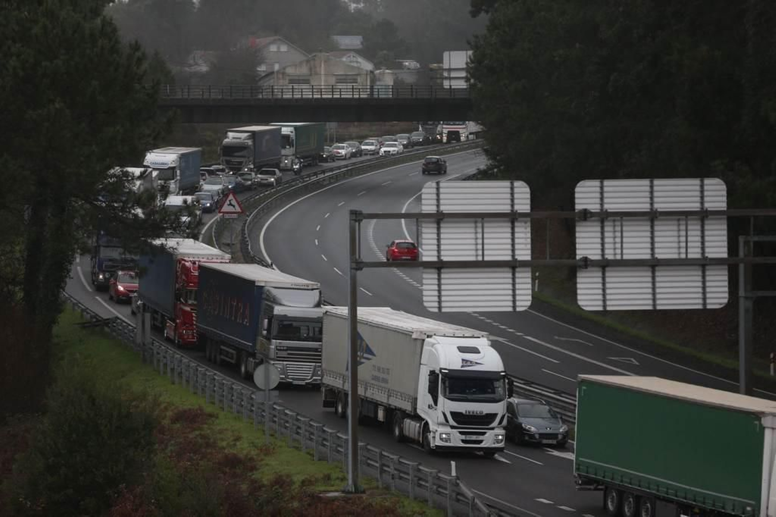 Colas kilométricas en la frontera de Tui para entrar en Portugal 9