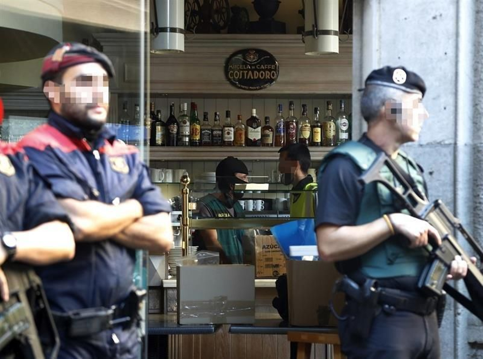 Efectivos de la Guardia Civil y los Mossos d'Escuadra durante el registro