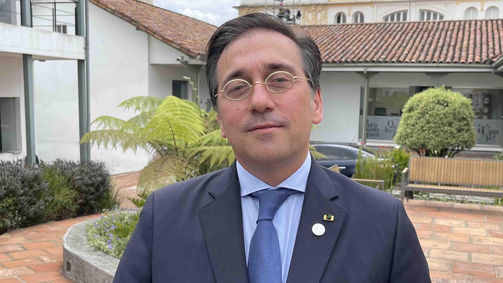 El ministro de Asuntos Exteriores, Unión Europea y Cooperación de España, José Manuel Albares, posa durante una entrevista con EFE, en Bogotá (Colombia). EFE/ Carlos Durán Araújo