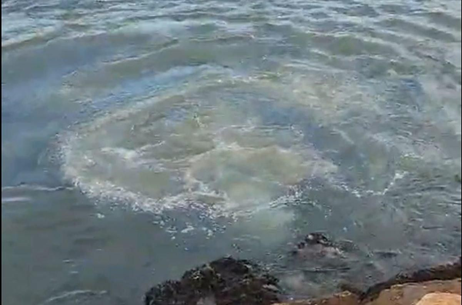 Posible vertido de aguas fecales en la zona de Bouzas.