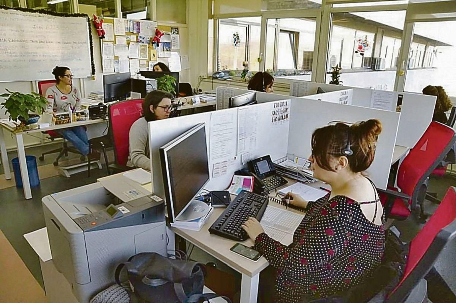 Trabajadoras del Concello de Vigo atendiendo el 010.