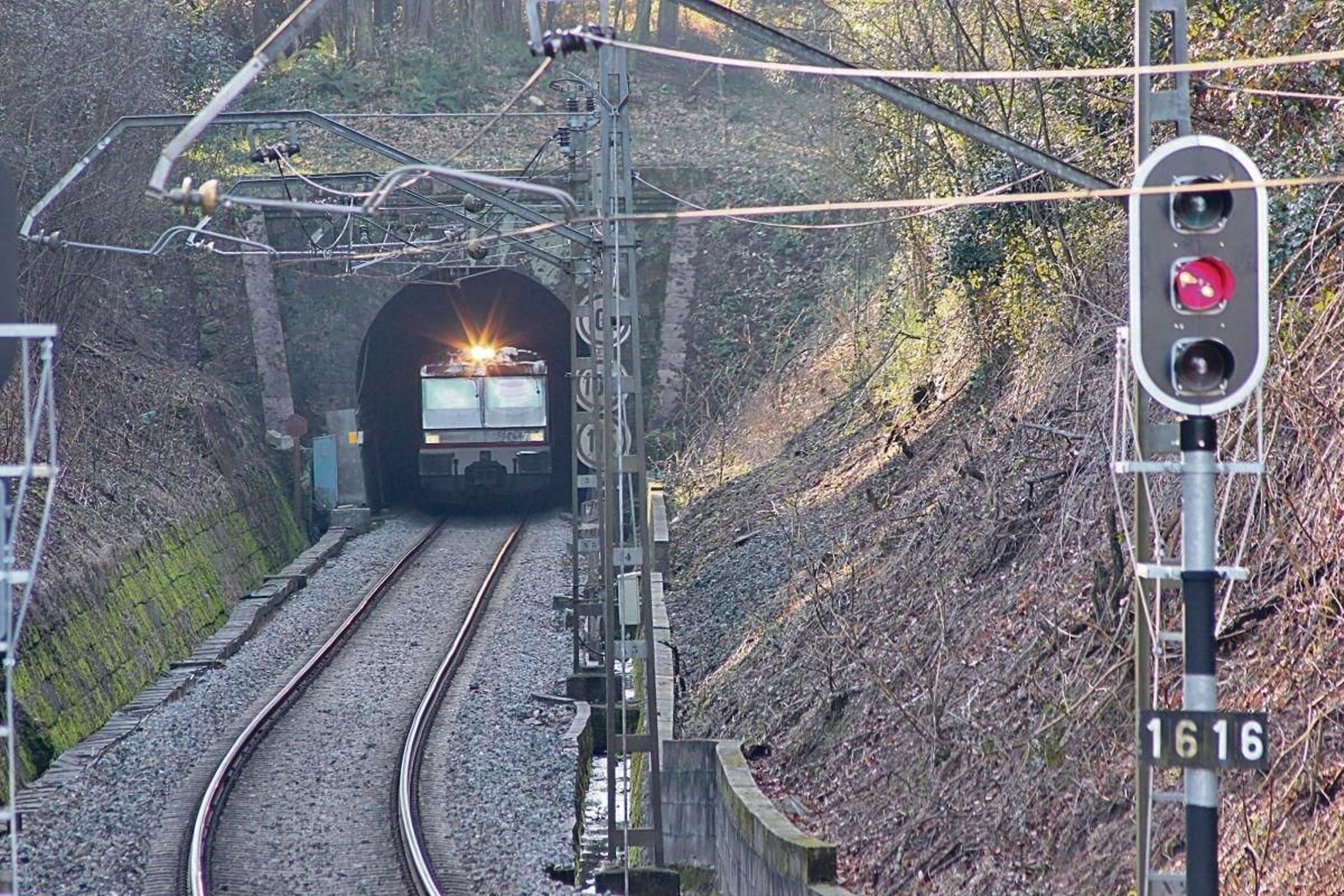 El rebaje de la plataforma en este túnel de Os Valos ocasionará el corte de la línea del Miño.