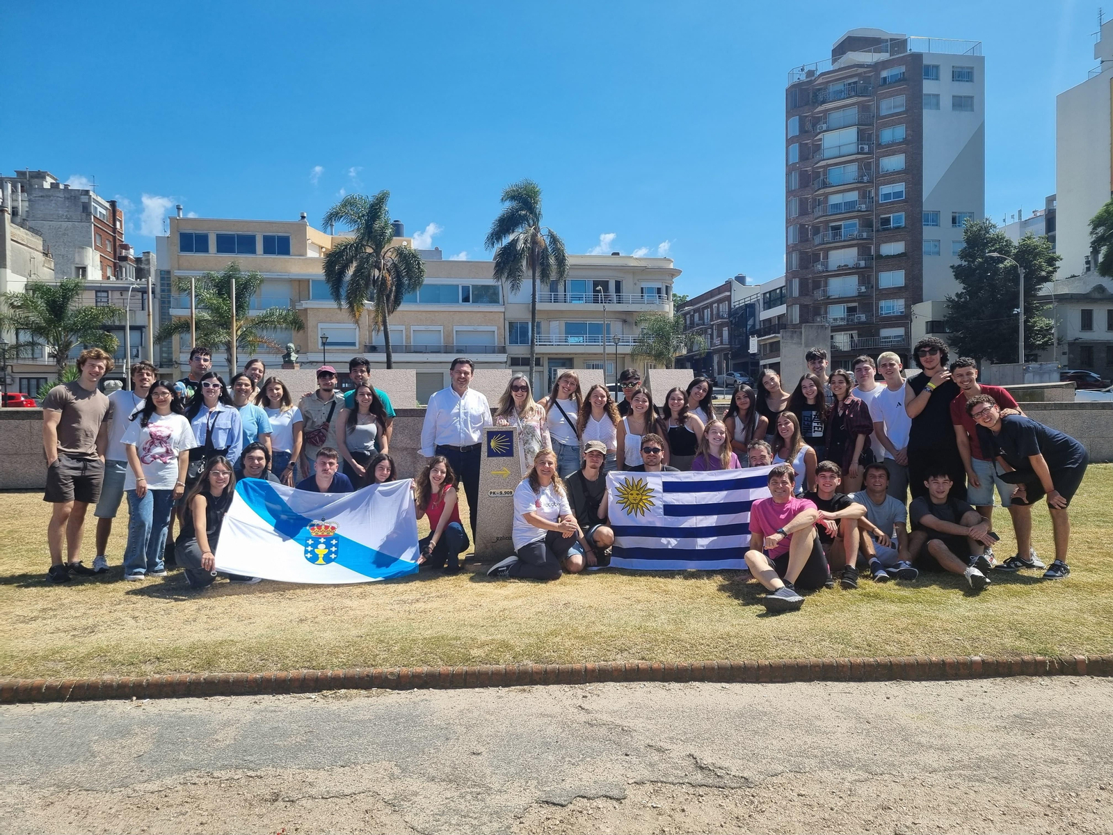 El secretario xeral da Emigración, Antonio Rodríguez Miranda, se reunió en Montevideo con jóvenes gallegos del exterior participantes en distintas ediciones de los programas de la secretaría xeral, especialmente de “Conecta con Galicia”.