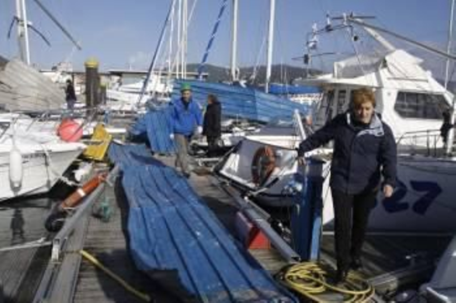 La cubierta de la nave del club de Rodeira cayó sobre los barcos del puerto deportivo causando numerosos destrozos en las embarcaciones. (Foto: FOTOS: J.V.LANDÍN)