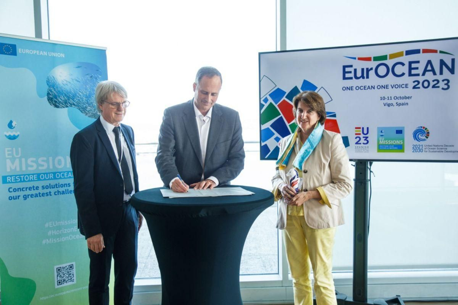 Carlos Botana, ayer con los dos representantes de la UE.