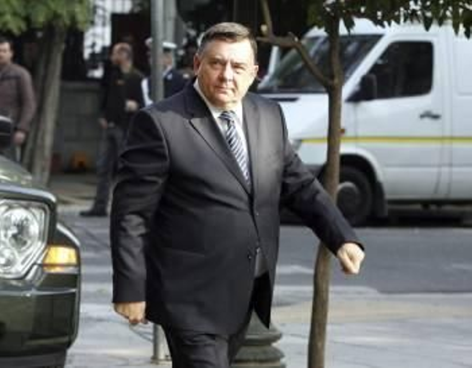 El líder del partido de extrema derecha LAOS, Yorgos Karatzaferis, a su llegada al Palacio Presidencial griego para mantener un encuentro con el primer ministro saliente, Yorgos Papandréu (Foto: EFE)