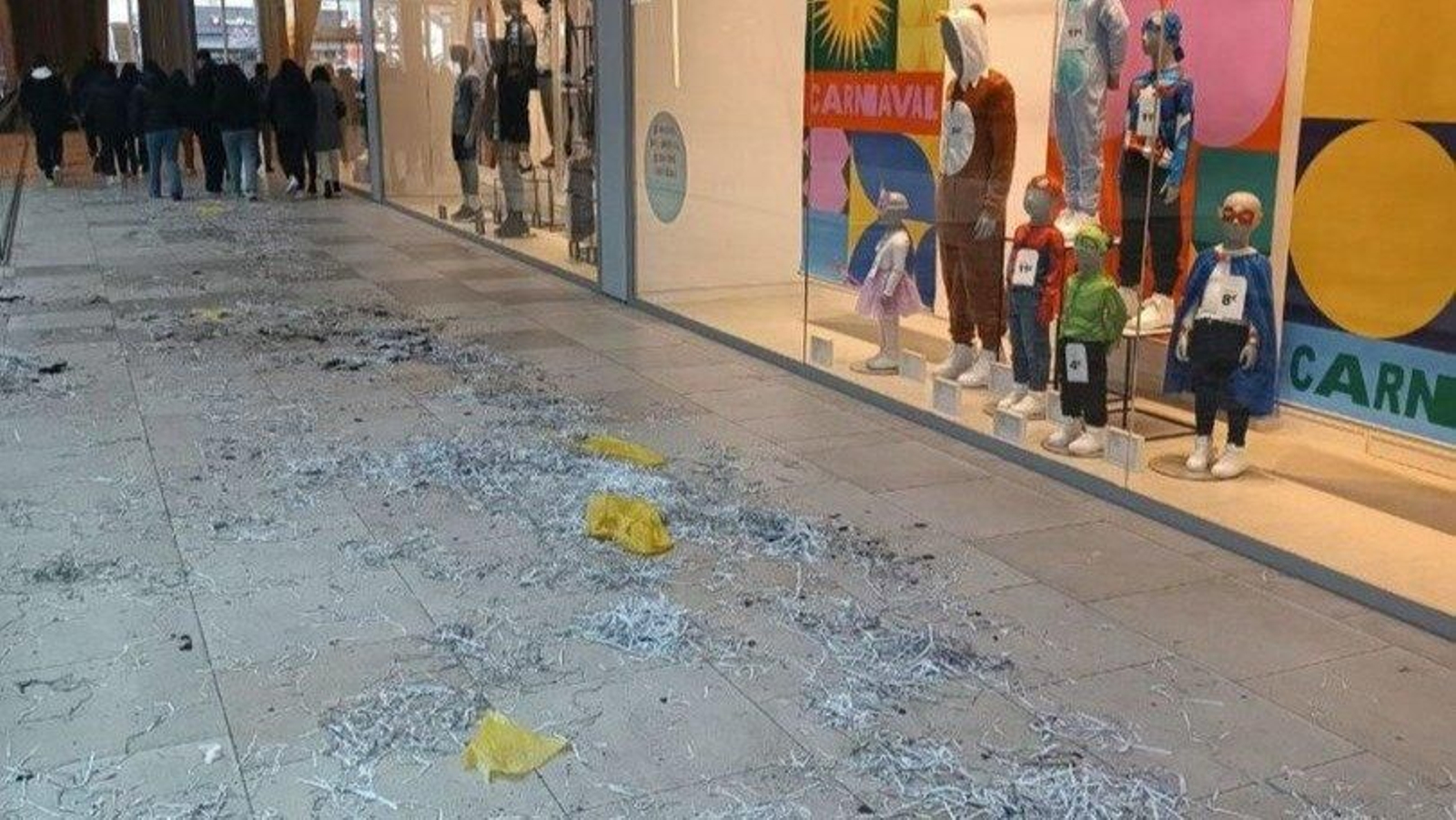 Así amaneció el centro comercial Vialia.