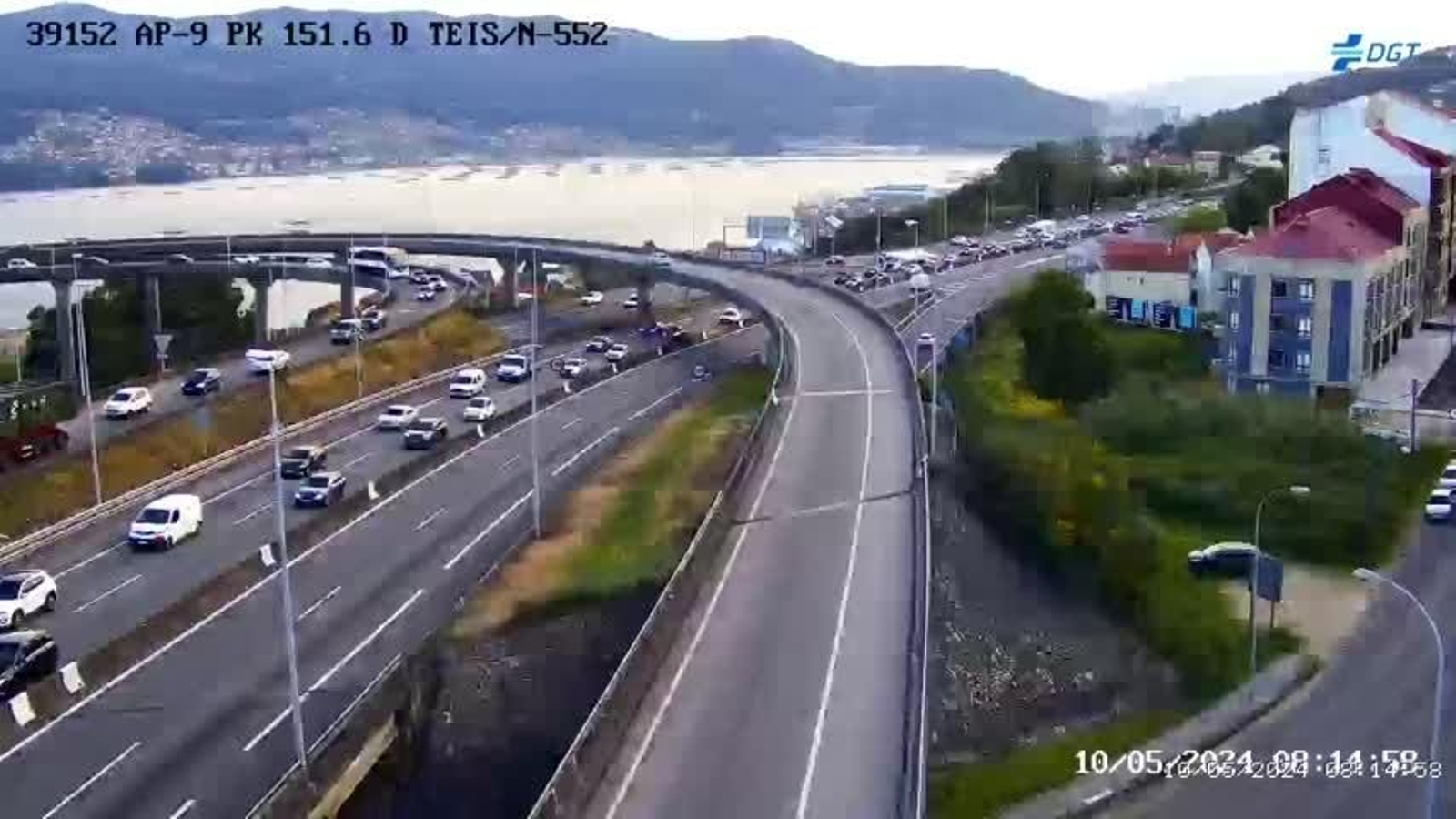 Tráfico parado en la AP-9, en Teis, este viernes. // DGT