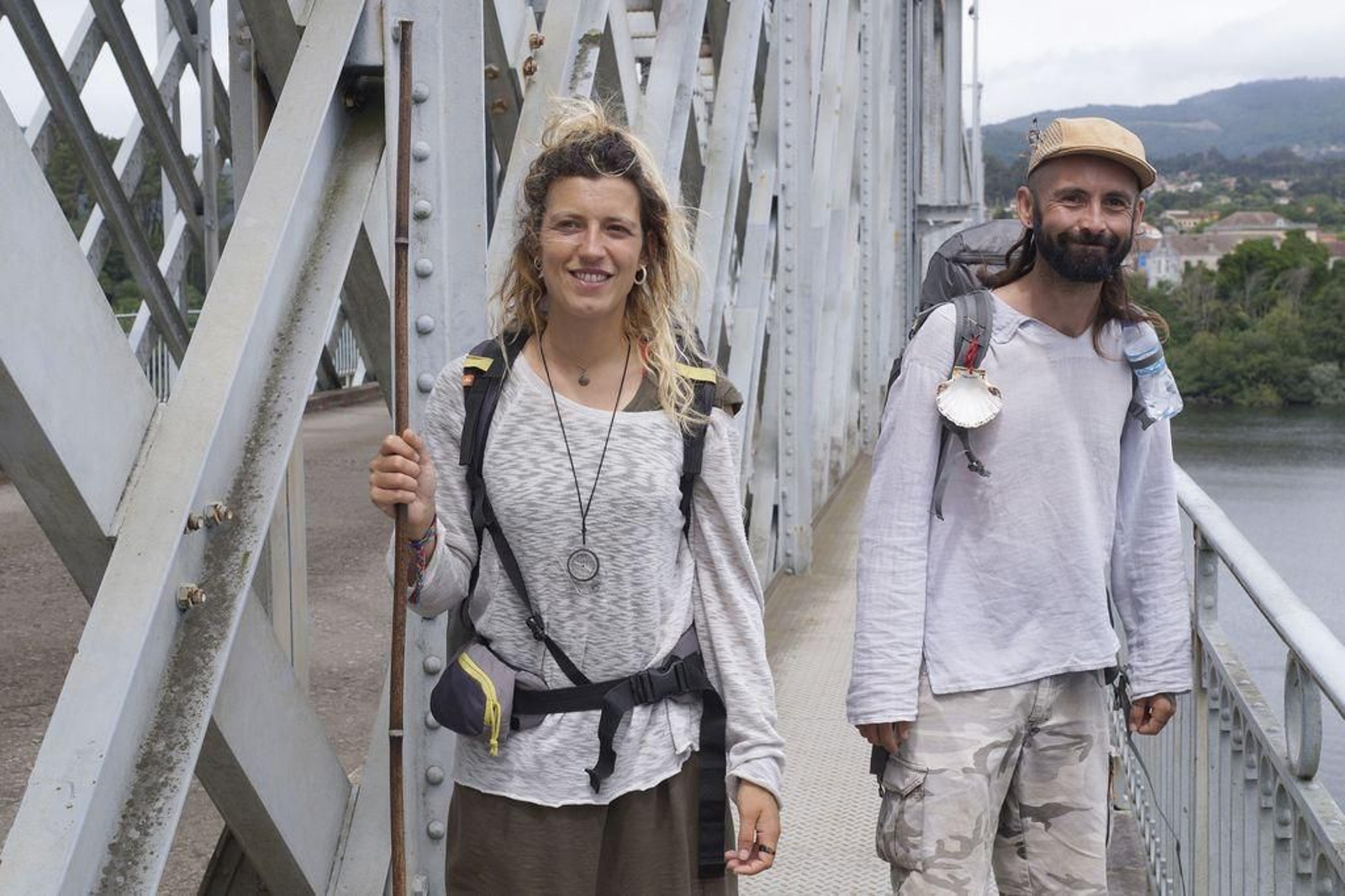 El puente metálico recuperó el tráfico de vehículos y peatones, apareciendo ya los primeros peregrinos portugueses.