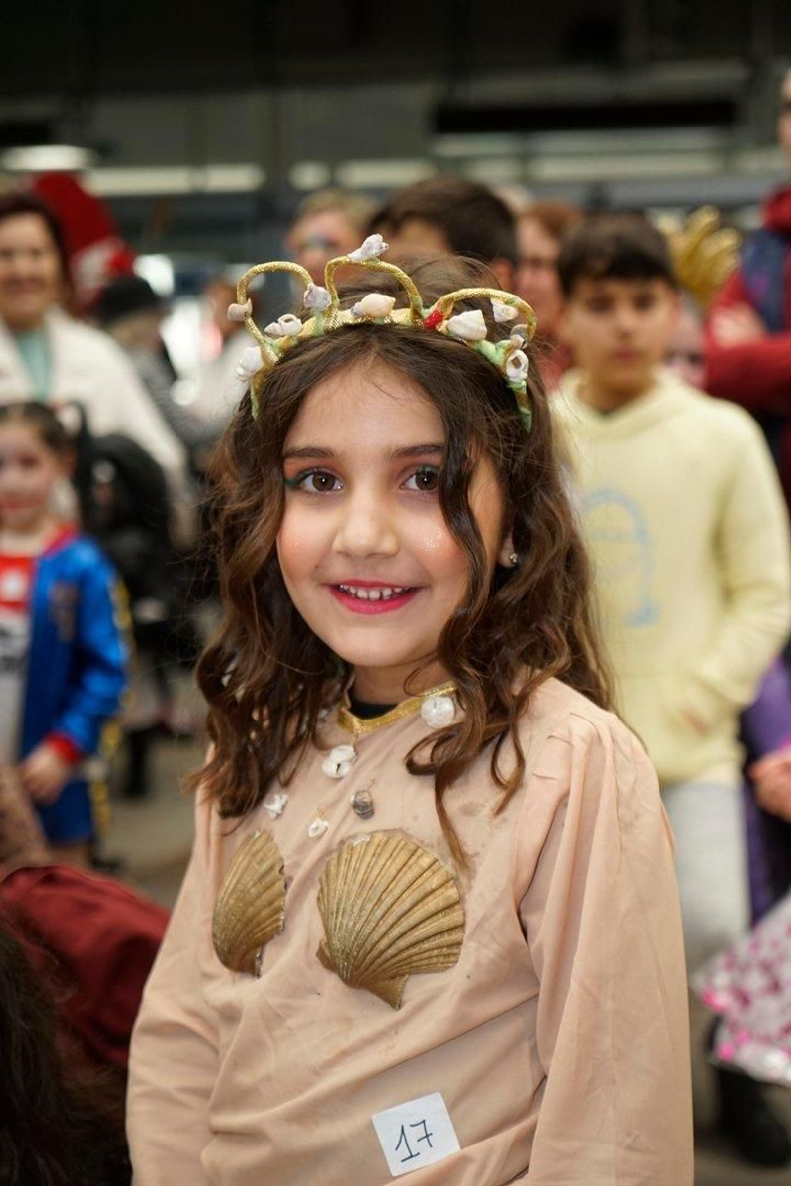 Una pequeña sirena en el concurso de disfraces del Entroido de Vigo.