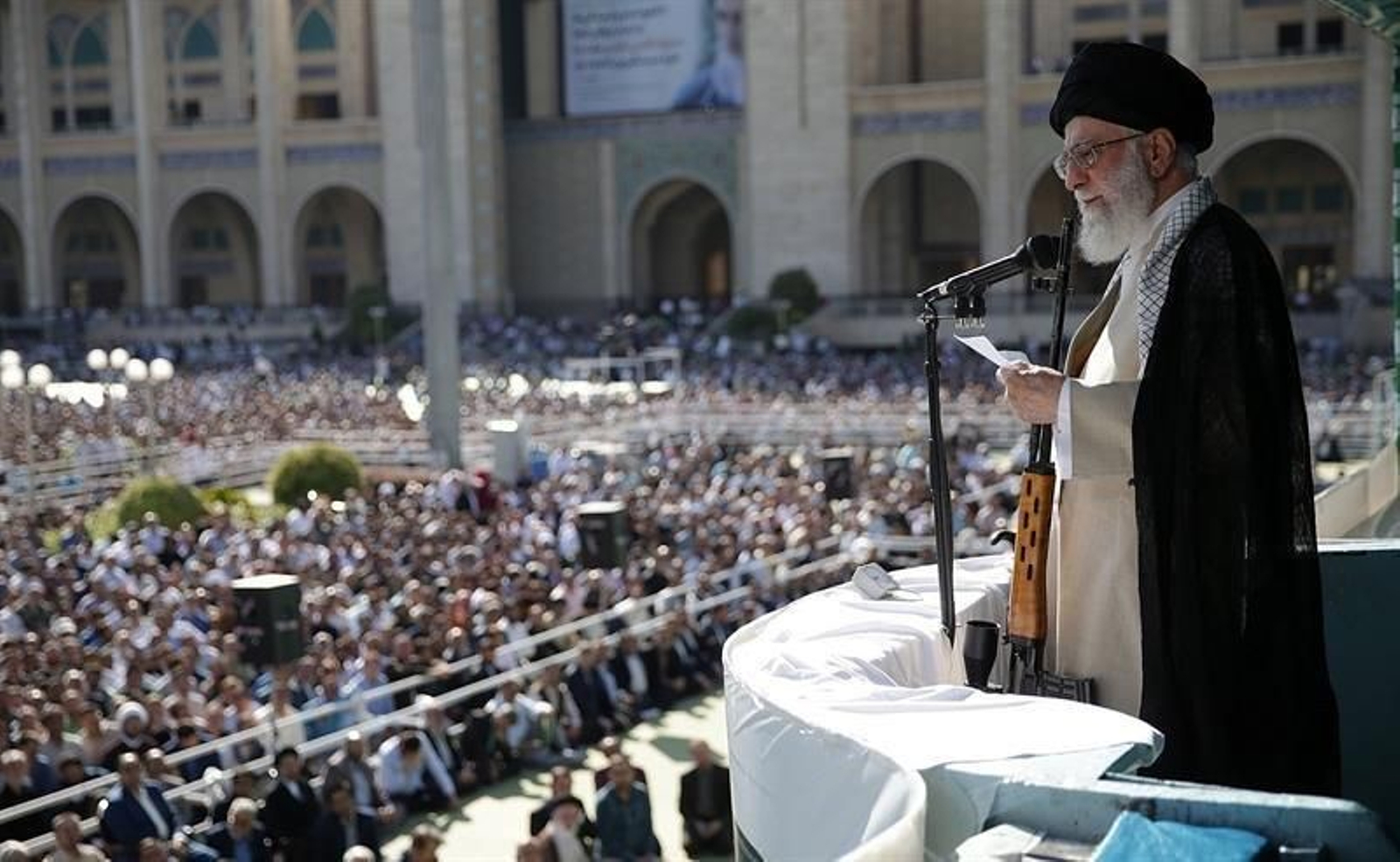 El líder supremo de Irán, Ali Jameneí, ofrece un discurso durante la celebración del Eid al-Fitr, la festividad que marca el final del Ramadán