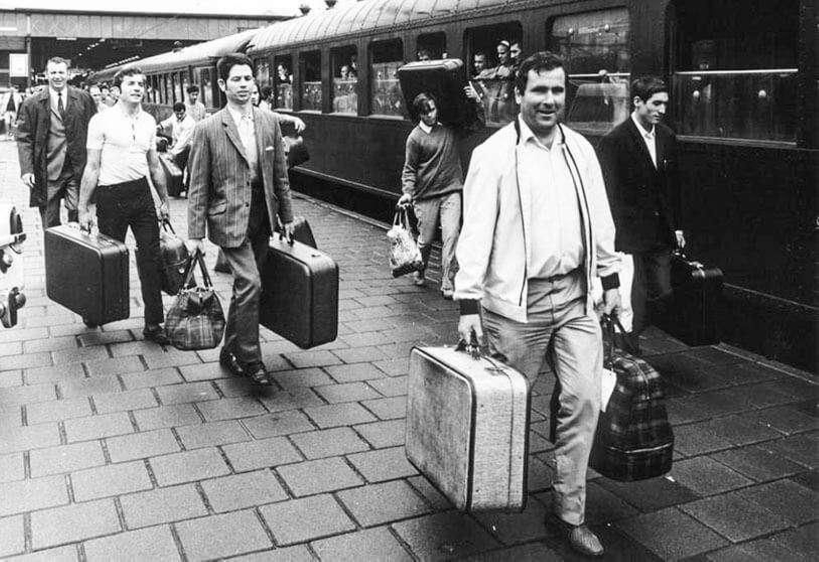 Emigrantes españoles en la década de los 60 en una estación de tren.