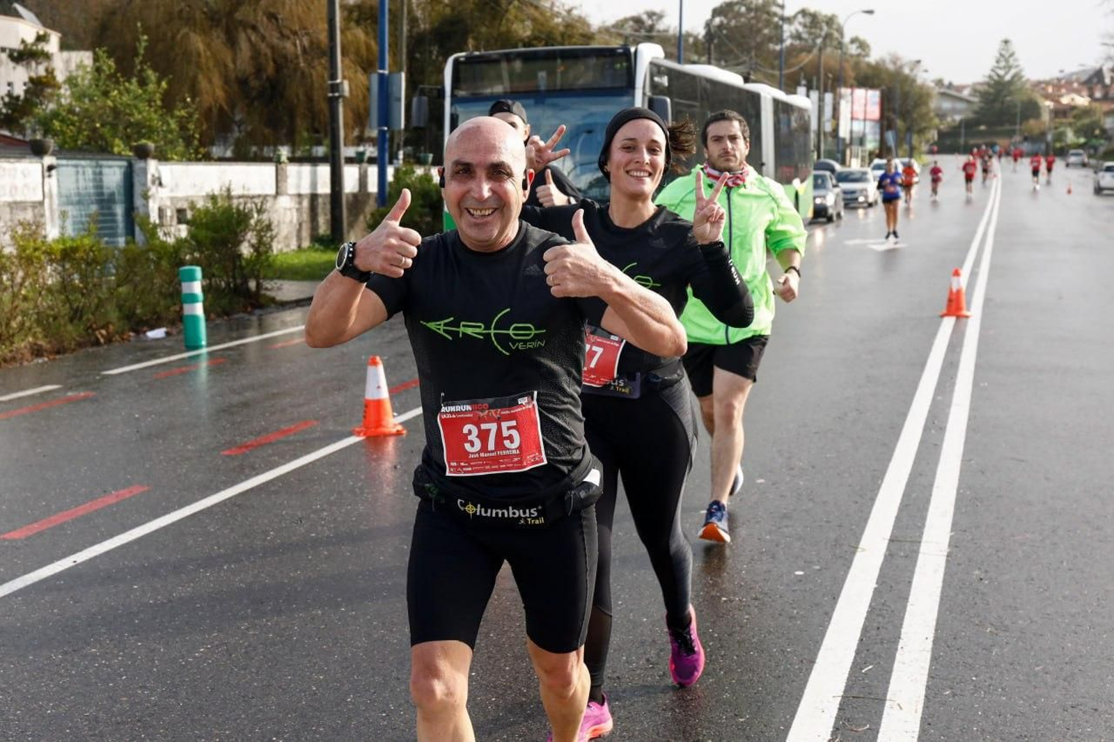 Saludo amistoso de varios corredores a la cámara de Atlántico.