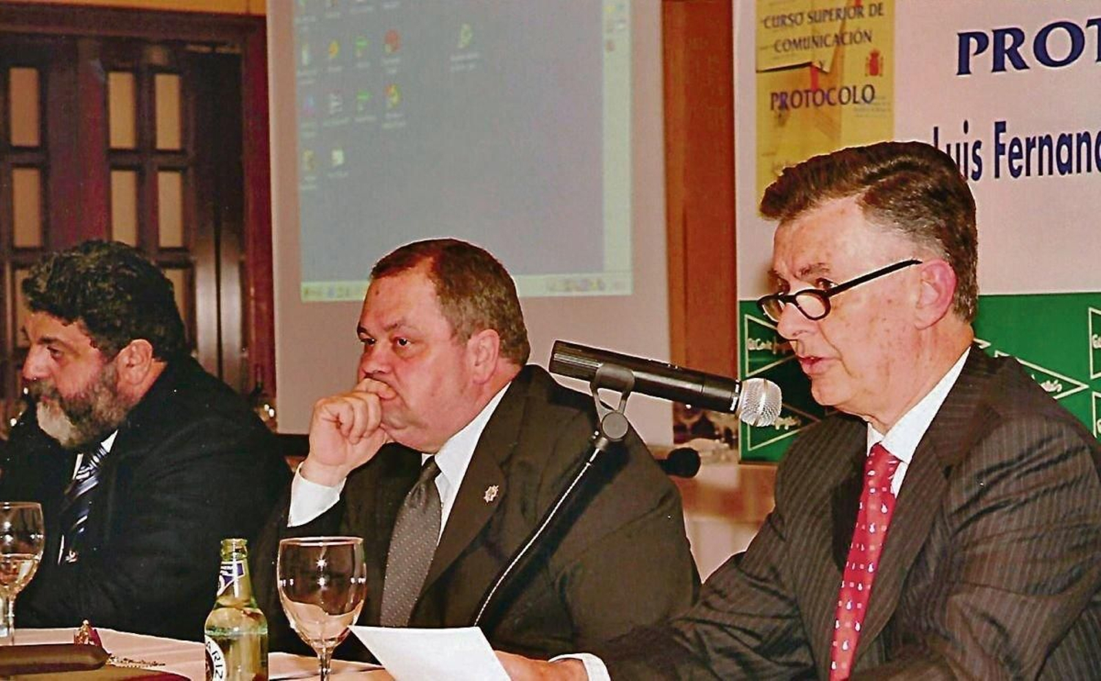 George Hall en la presentación de un libro.