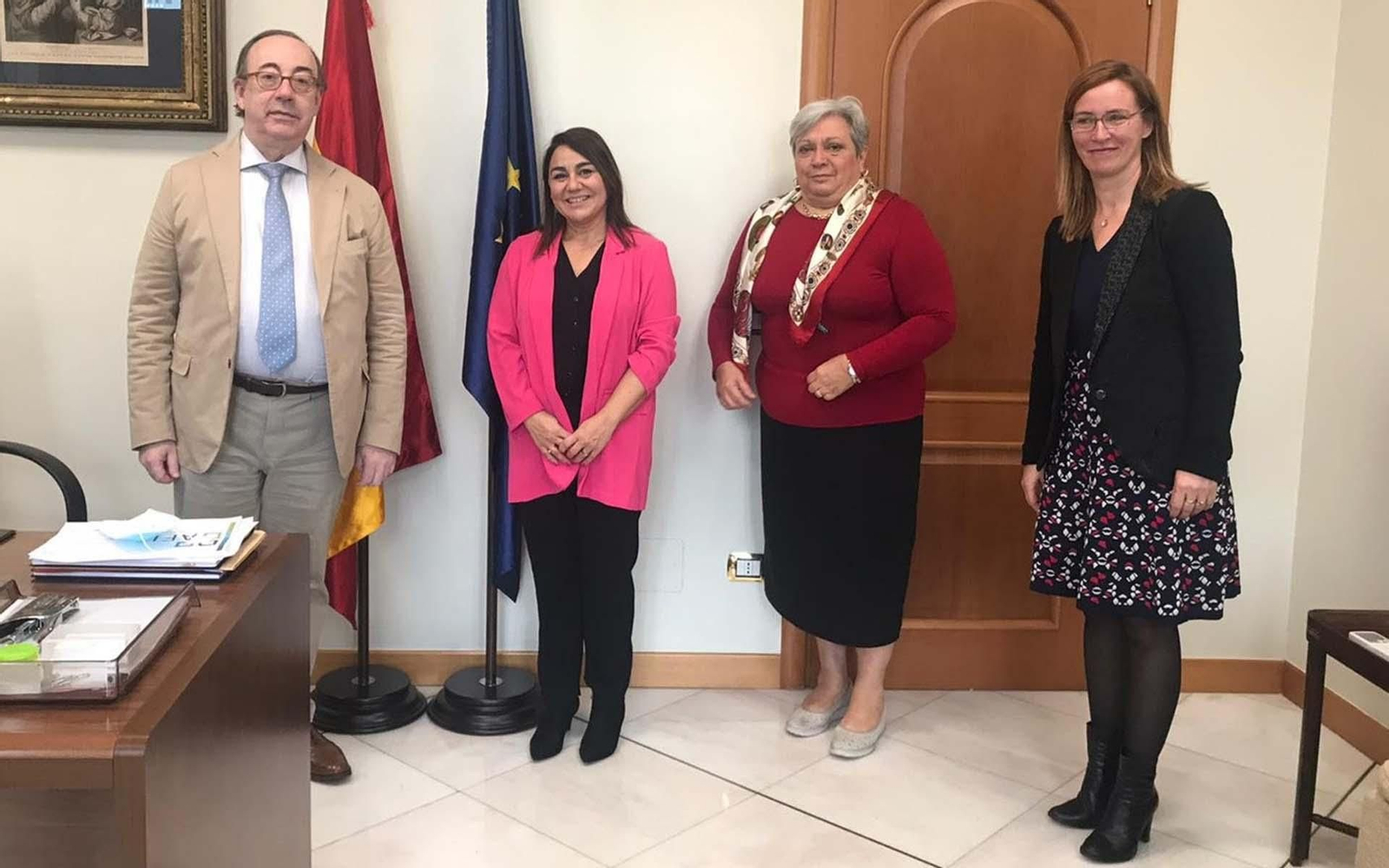 El Cónsul de España, Eduardo Alonso Luengo, con Mónica Sanz, presidenta, y Laura Bragado, secretaria general de la Casa de España en Milán