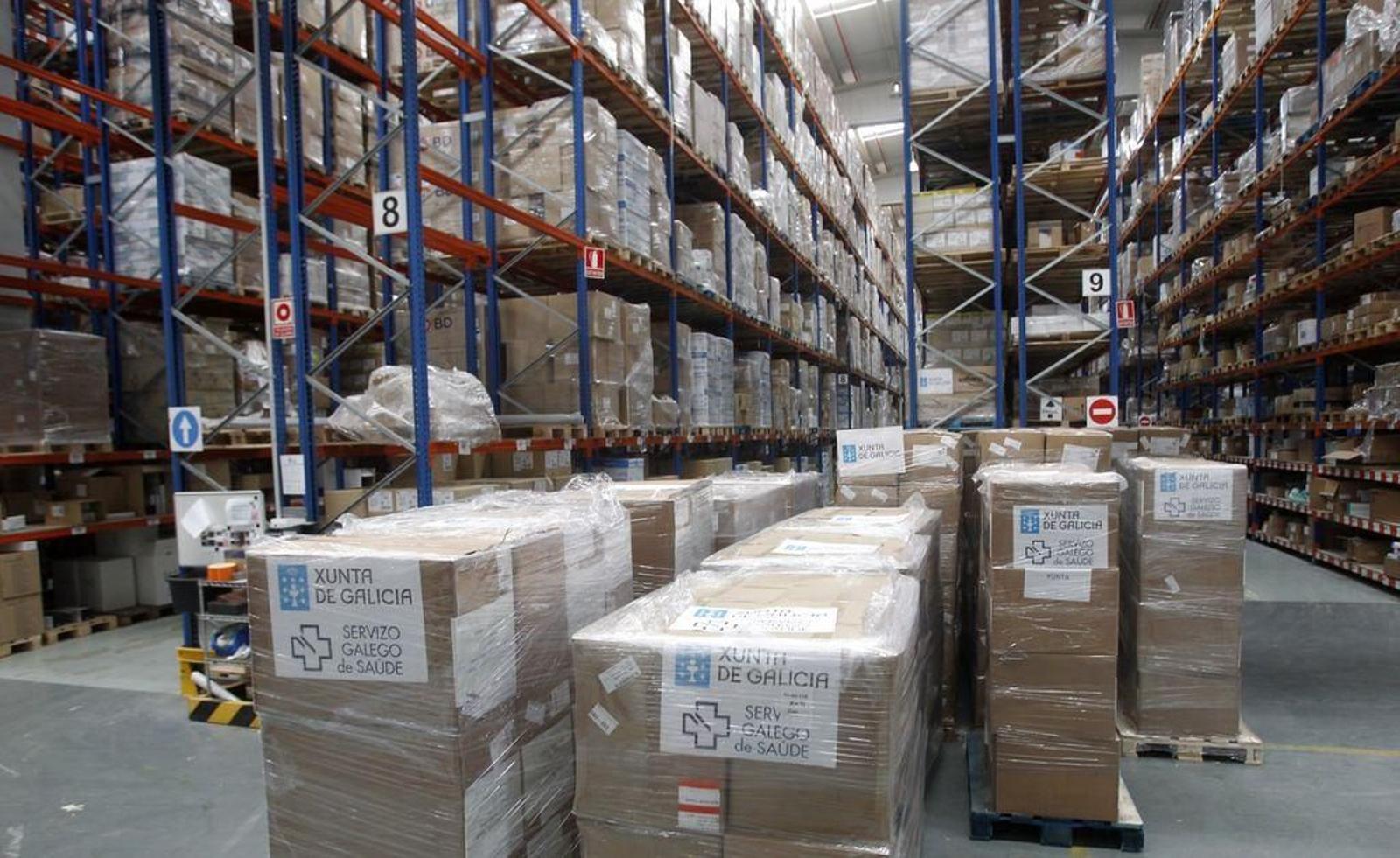 Cajas con mascarillas, algunas donadas por Inditex, en el centro logístico del Sergas en Ne