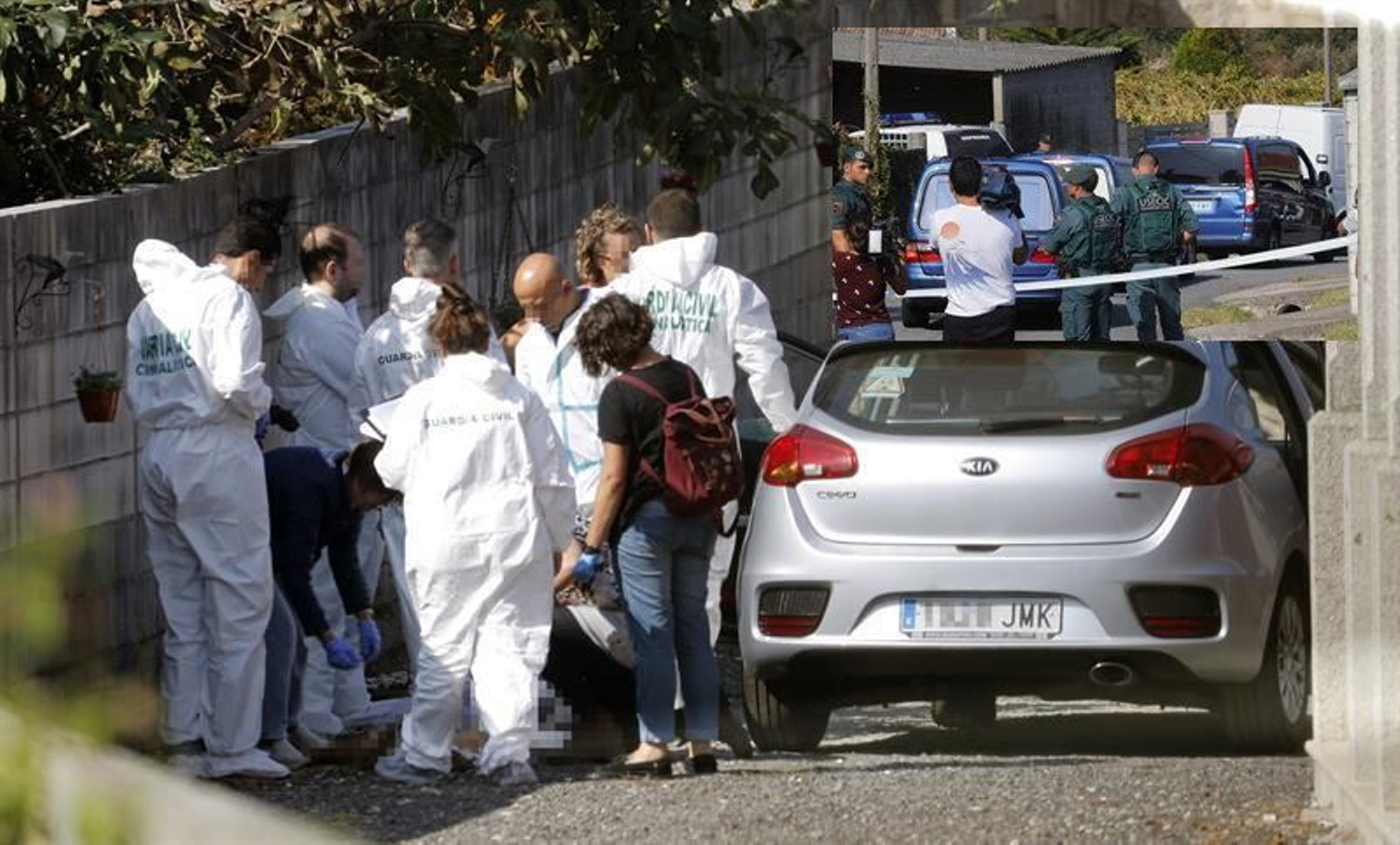 Agentes de la Guardia Civil buscan pruebas junto al coche de la exmujer del agresor, donde fue abatida. Arriba, los coches con los tres cadáveres.