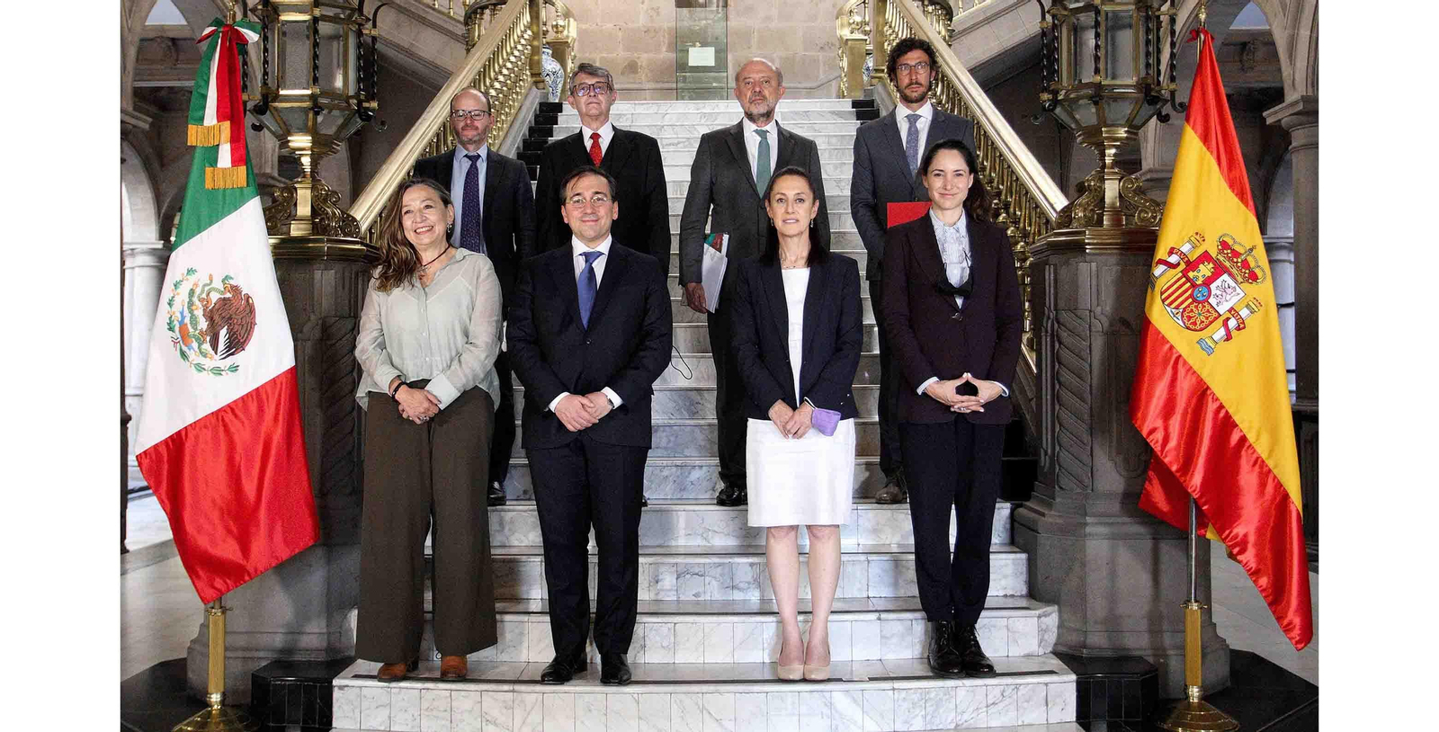 Fotografía cedida por el Gobierno de la Ciudad de México. Su jefa de gobierno Claudia Sheinbaum (2d) junto al ministro español de Asuntos Exteriores, Unión Europea y Cooperación, José Manuel Albares (2i), mientras posan al término de una reunión de trabajo en la capital mexicana. El Gobierno de la Ciudad de México y España firmaron la extensión del convenio que regula el uso del edificio del Centro Cultural de España que se ubica a unos pasos del Zócalo capitalino, en el Centro Histórico. EFE/ Gobierno de la Ciudad de México