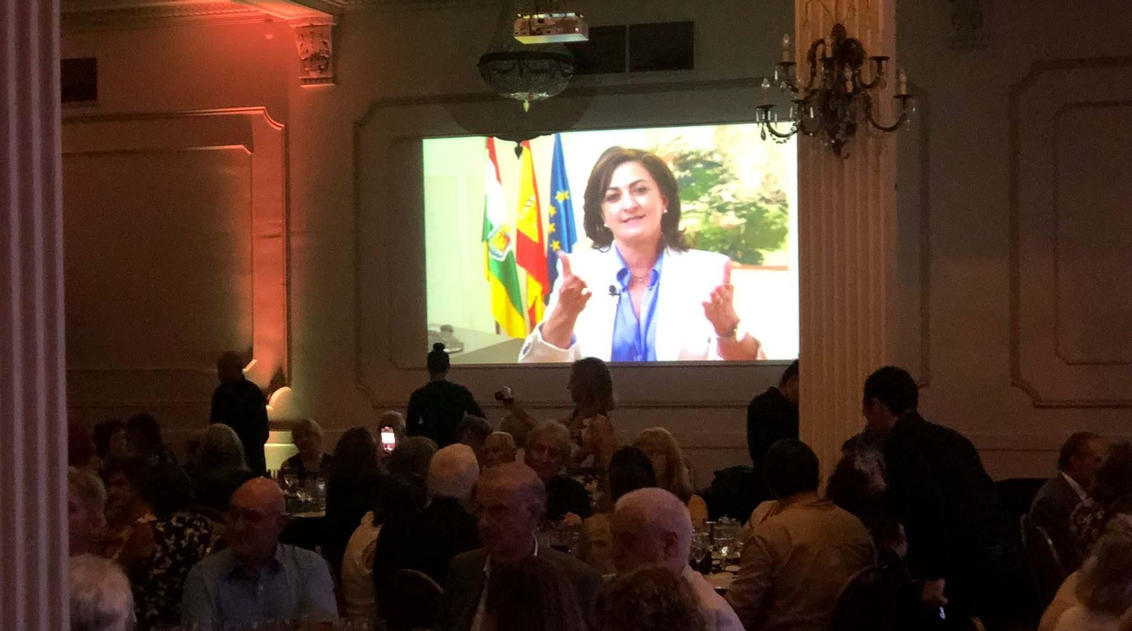 Foto de Archivo de la presidenta de La Rioja, Concha Andreu, dirigiéndose al Centro Riojano Español de Buenos Aires en la celebración de su centenario