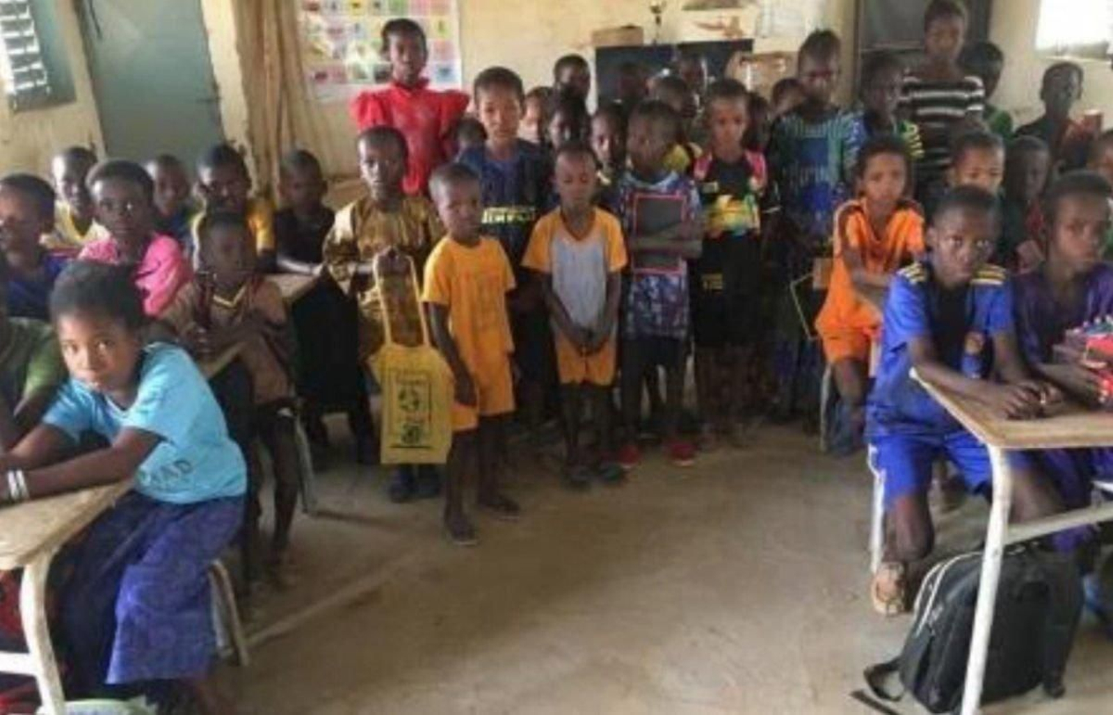 Alumnos de una de las escuelas senegalesas que recibirán el material donado desde Vigo.