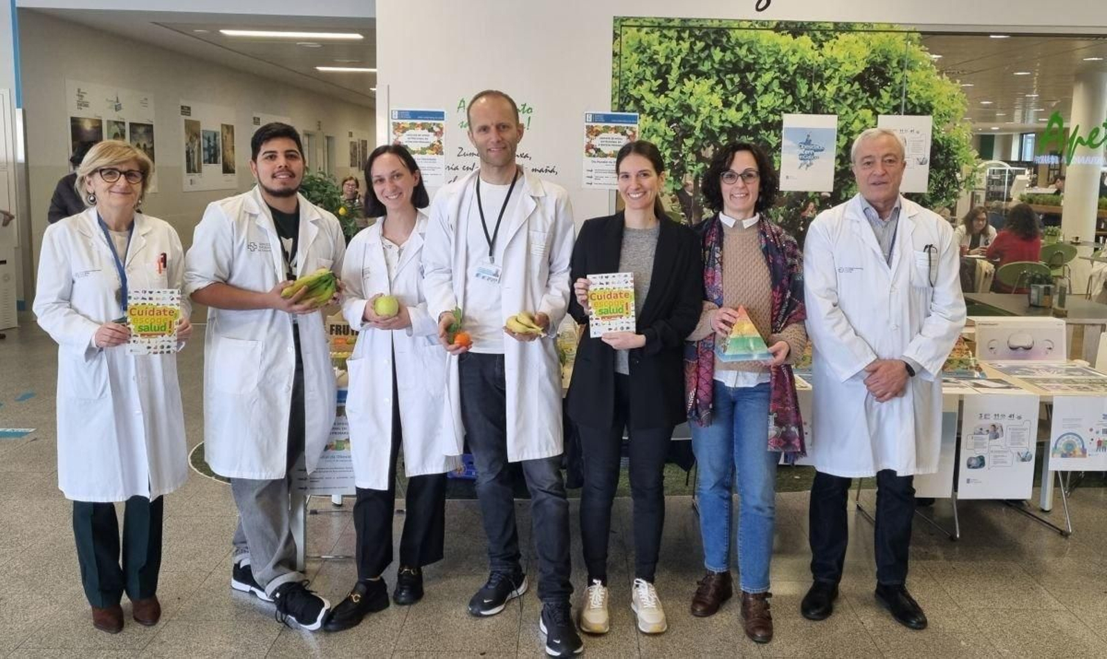 Nutricionistas y sanitarios que participan en la campaña, con directivos del área viguesa.