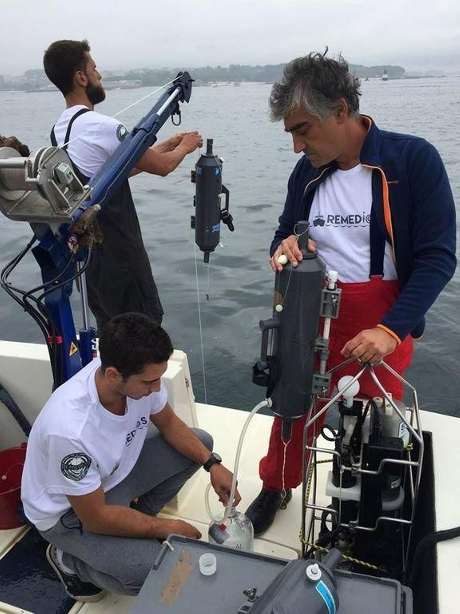 Los investigadores durante una toma de muestras.