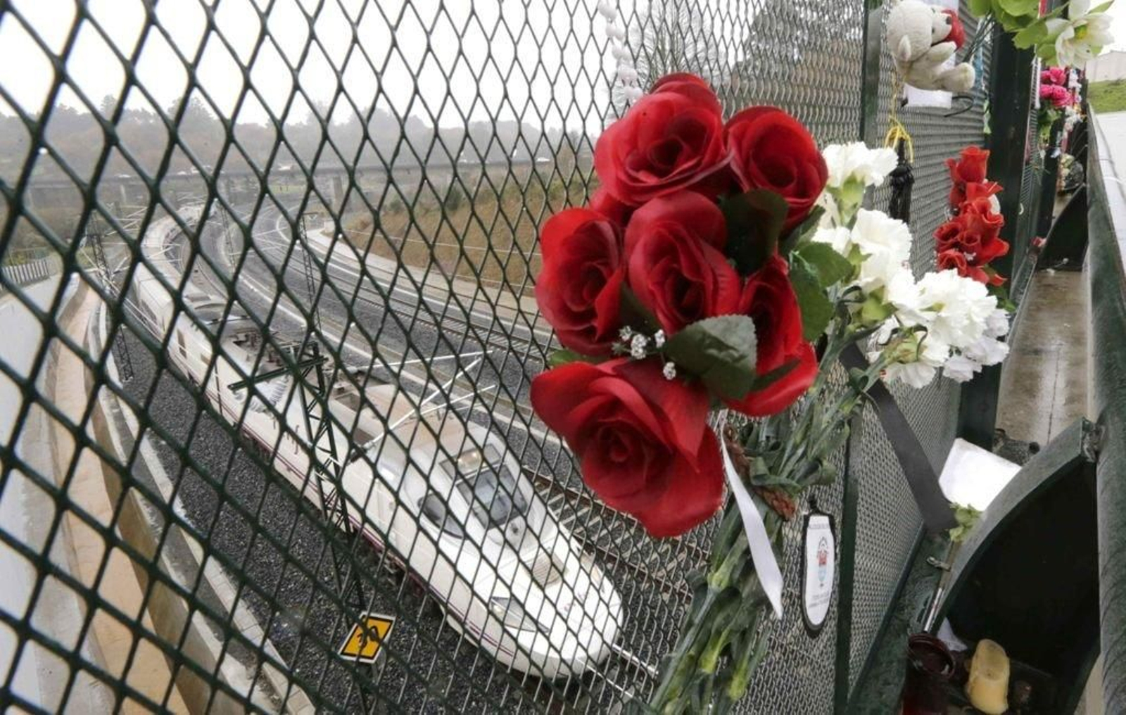 Un Alvia pasa por la curva de Angrois.