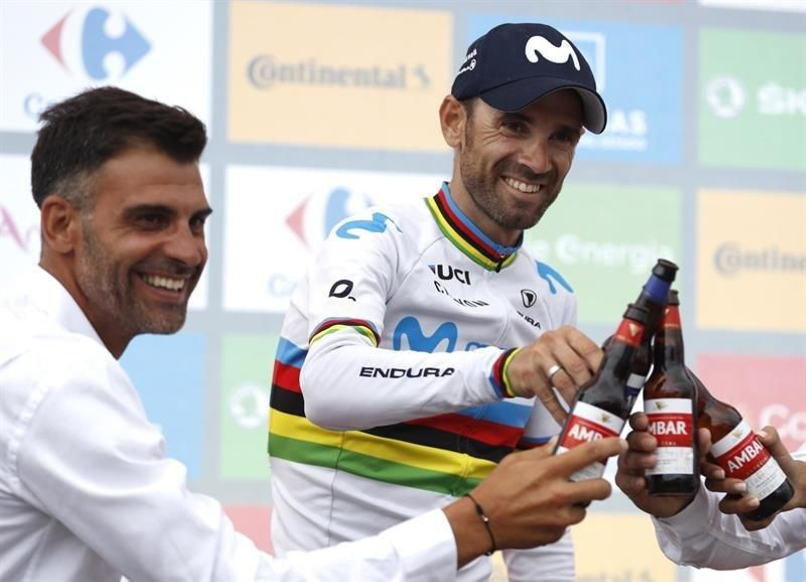 El ciclista murciano del equipo Movistar y campeón del mundo, Alejandro Valverde (d), brinda en el podio con el ganador del Tour de 2006, Óscar Pereiro