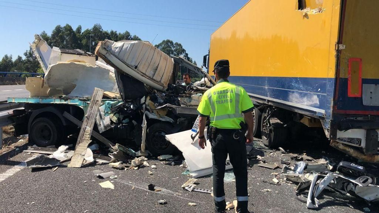 Estado en el que quedaron los camiones tras sufrir una colisión por alcance.