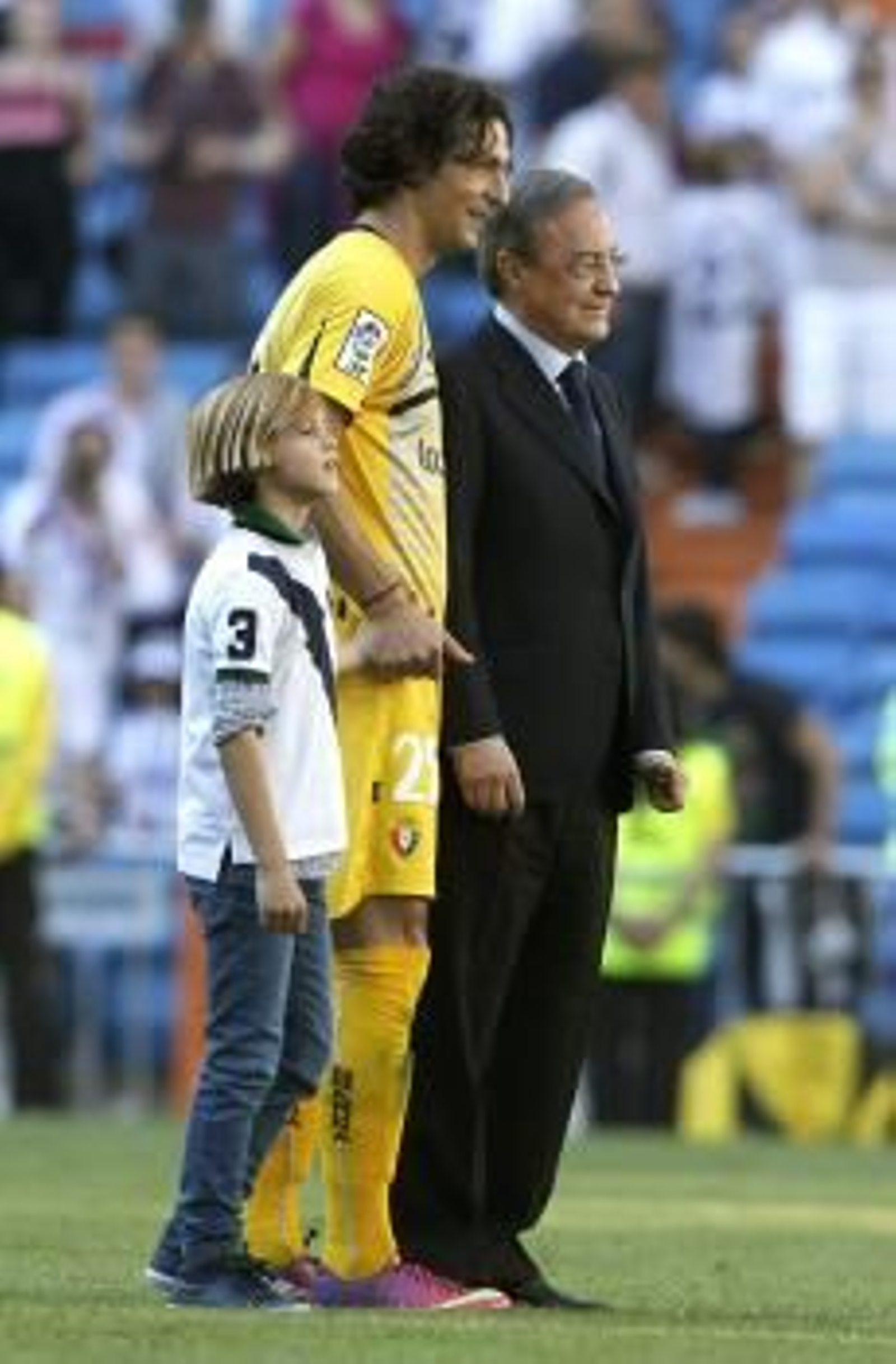 Florentino Pérez, con el guardameta Ricardo, el sábado en el Bernabéu.