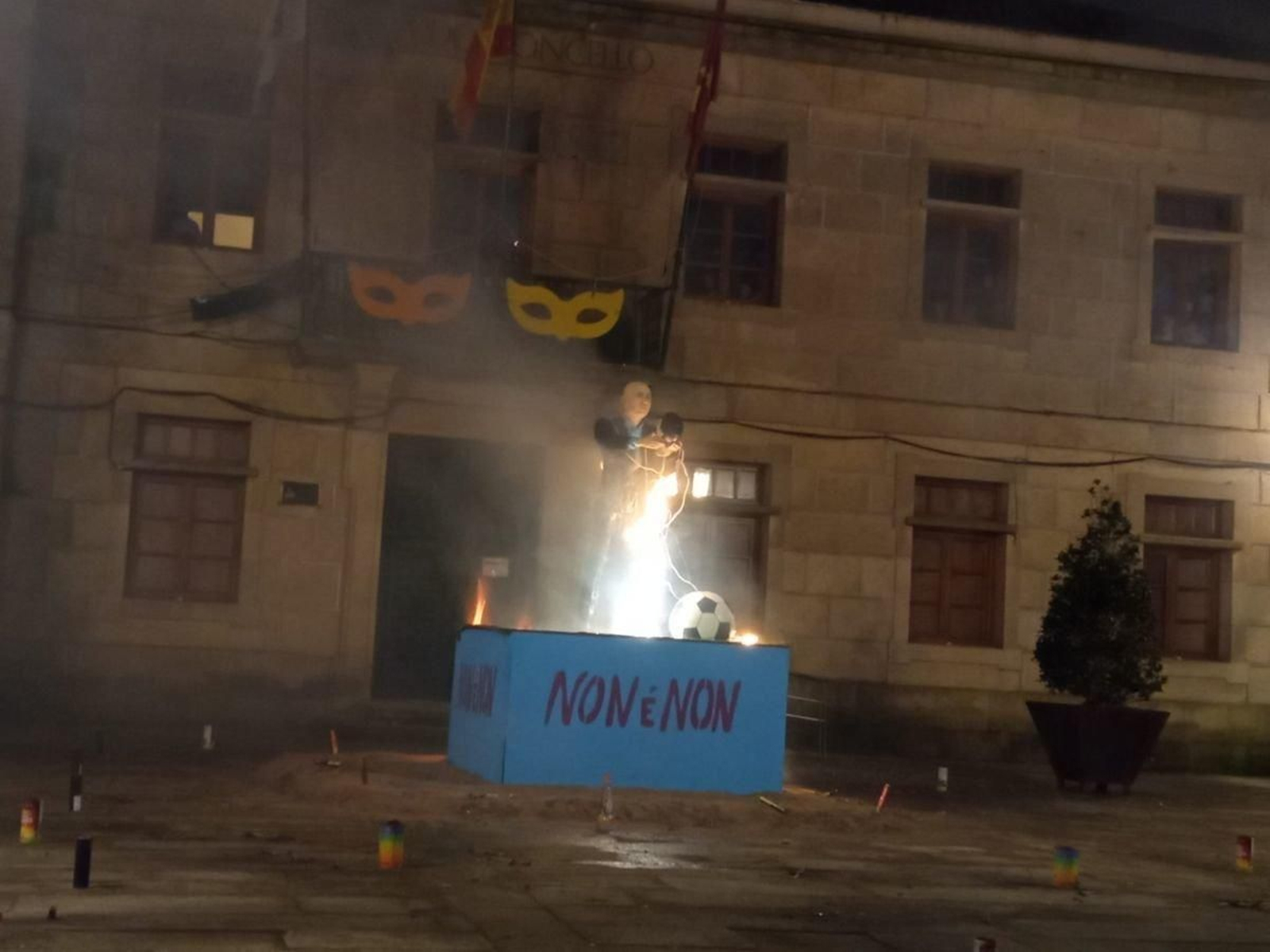 Los espectadores vieron como la figura satírica se consumió en menos de 15 minutos.