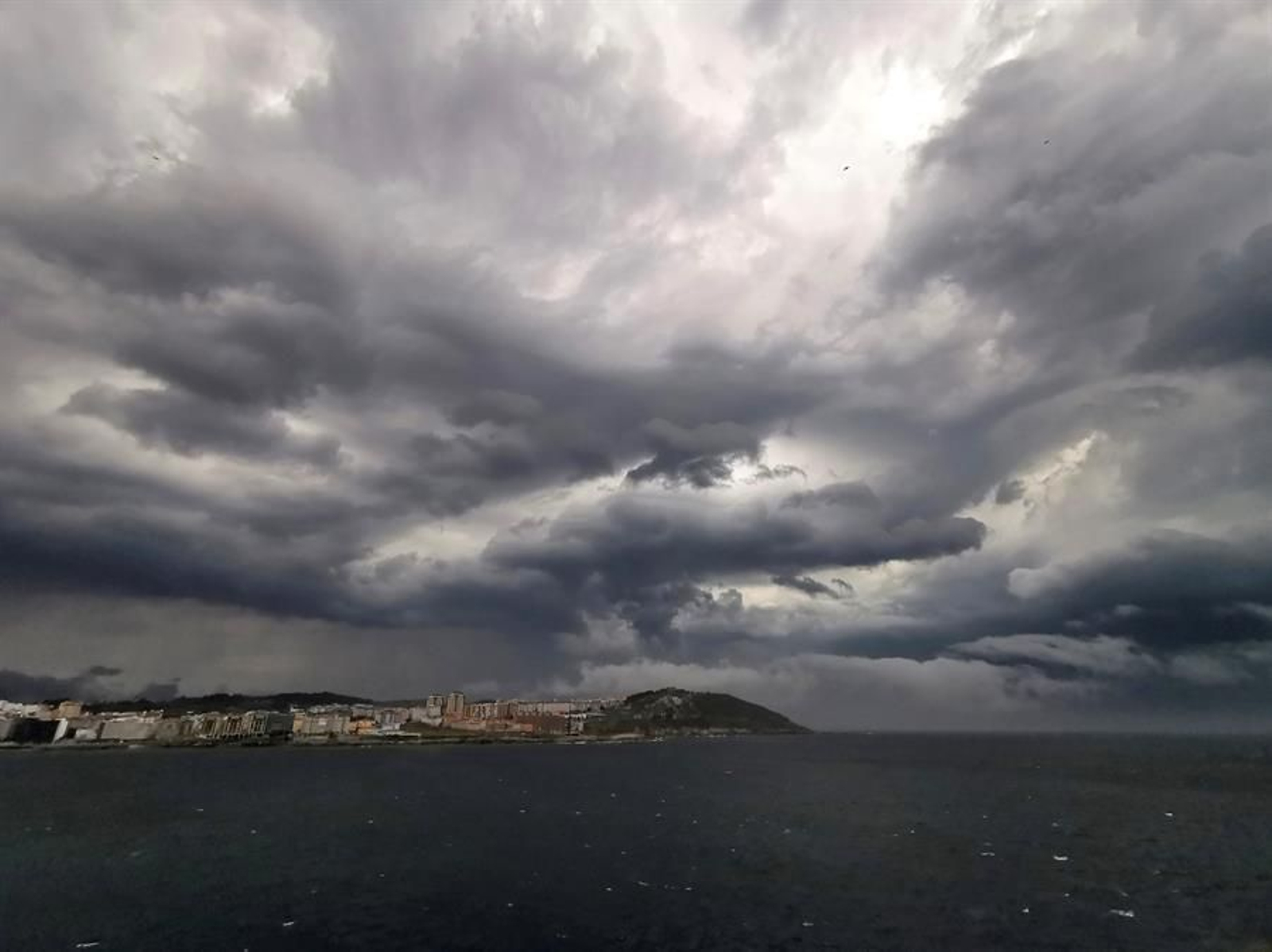 Vista del cielo nublado sobre la ciudad de A Coruña