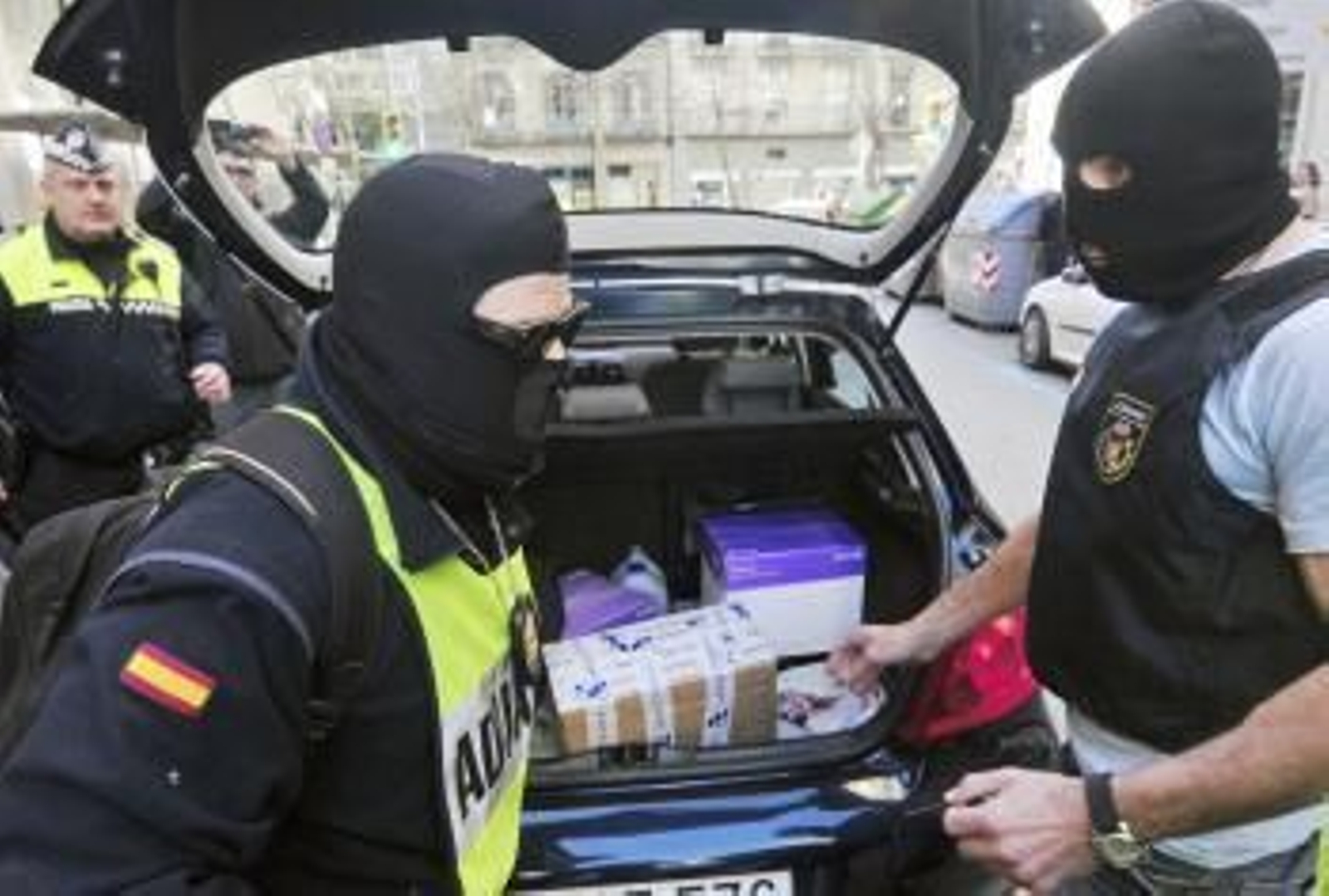 Agentes del Servicio de Vigilancia Aduanera (SVA) cargan documentos intervenidos en el registro que han practicado en la sede del Patronato de Turismo Costa Brava Girona  (Foto: EFE)