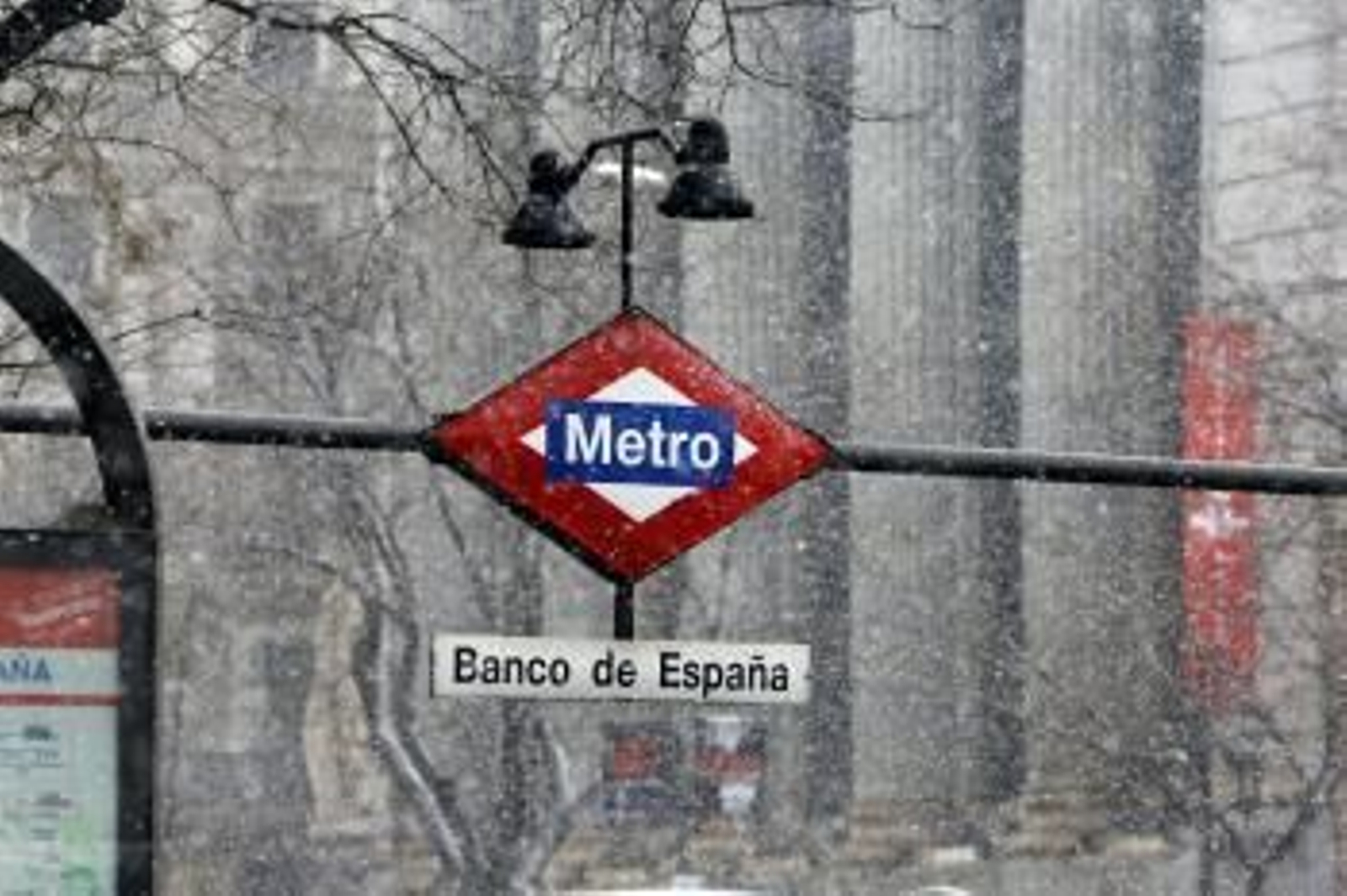 Vista de una estación de metro madrileña, bajo la nevada que cae hoy sobre la capital.