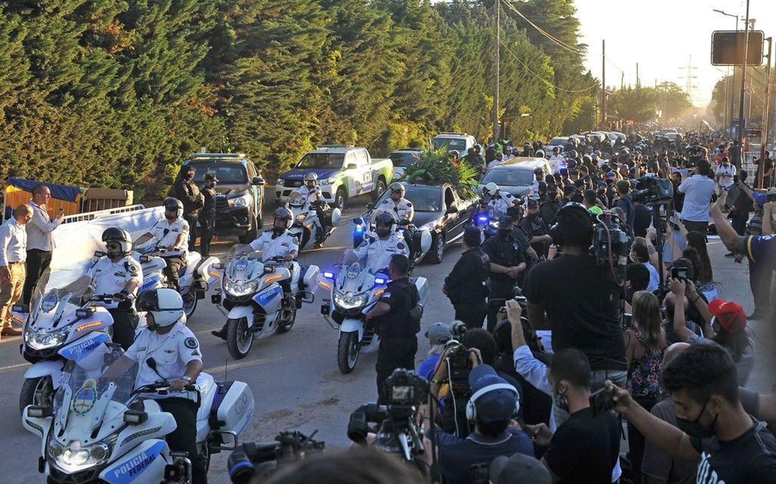 Miles de hinchas siguieron el cortejo fúnebre de Maradona el pasado jueves, con la policía abriendo camino.