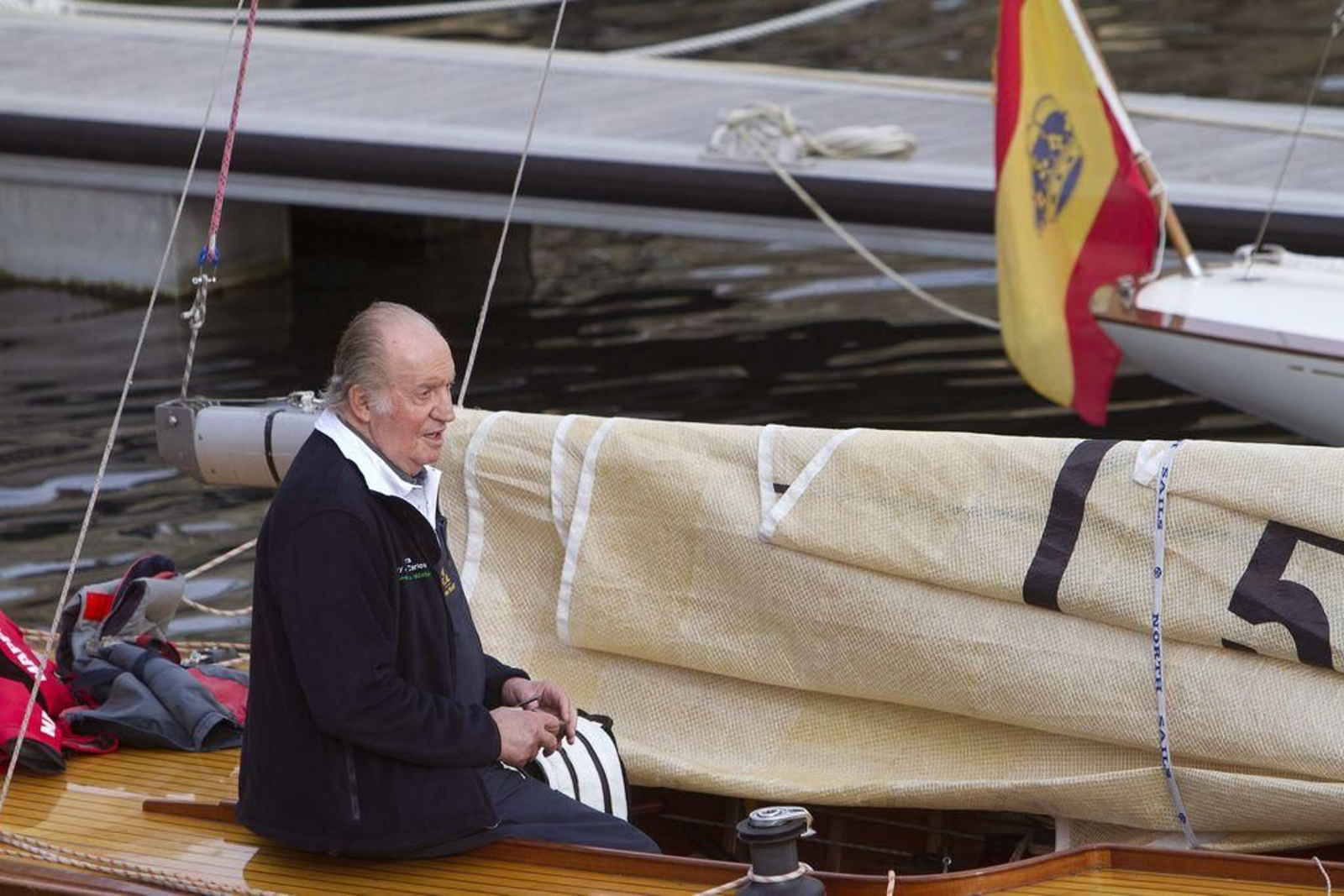 AEl rey emérito, a bordo de un velero, en el puerto deportivo de Sanxenxo.