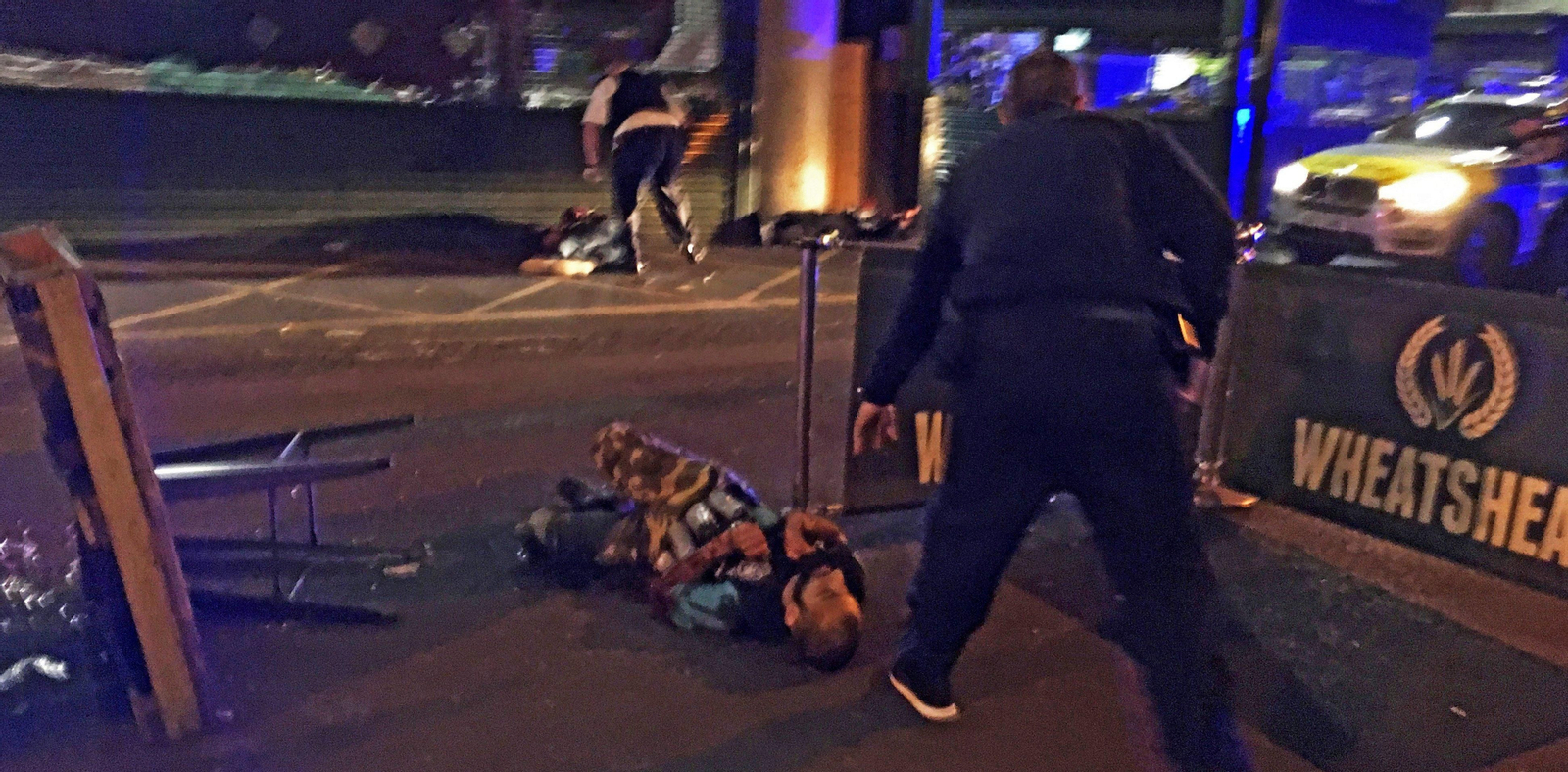 Uno de los terroristas de Londres tras ser abatido.