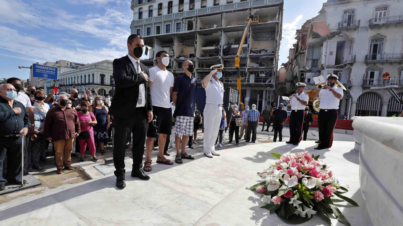 El embajador de España en Cuba, Ángel Martín Peccis (i), el capitán de navío Manuel García Ruiz (4-d), los hermanos del español herido (centro), y representantes de las diferentes sociedades españolas en Cuba, colocan una ofrenda floral frente al Hotel Saratoga, en La Habana (Cuba). EFE/Ernesto Mastrascusa