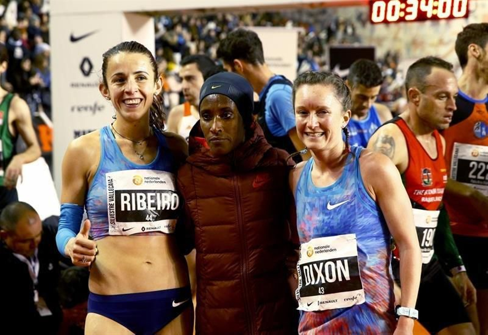 La etíope Gelete Burka (c) junto a Ribeiro y Dixom, tras imponerse, primera, segunda y tercera, respectivamente, en la San Silvestre Vallecana