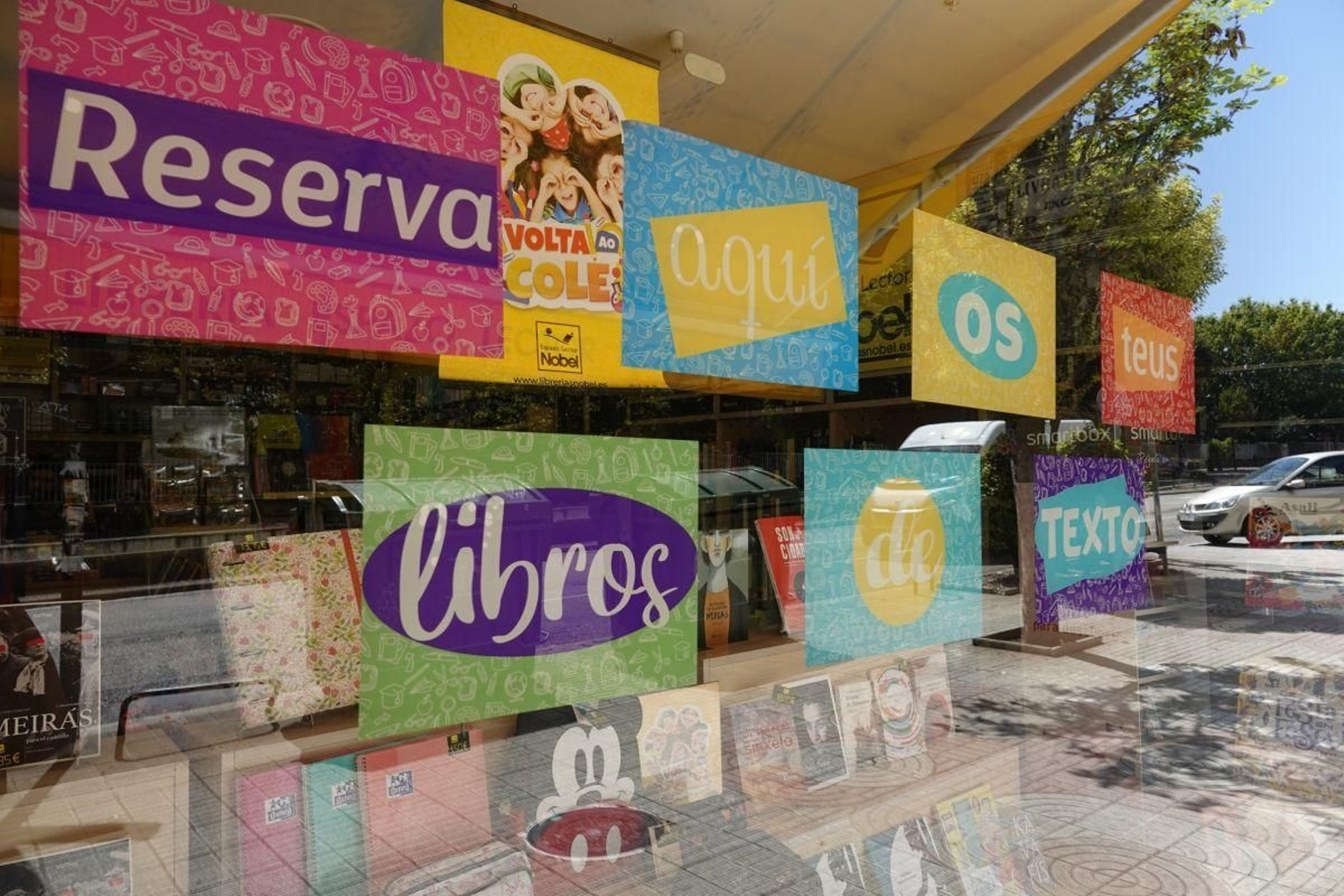 Un de la posibilidad de reservar los libros de texto en una librería de Vigo.