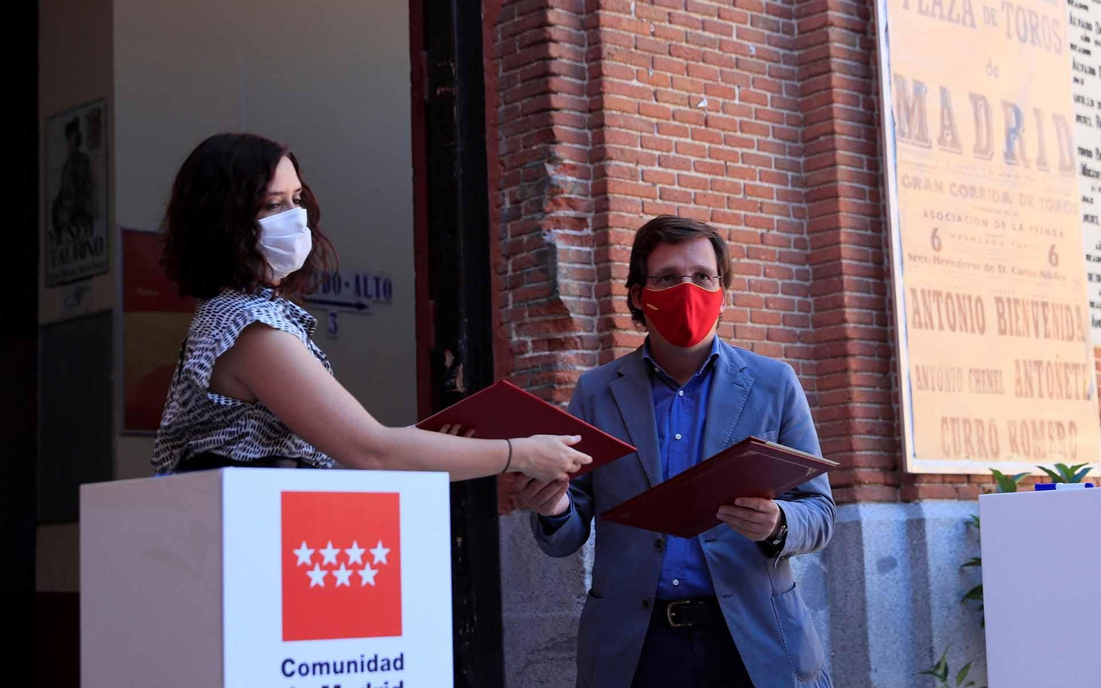 La presidenta de la Comunidad de Madrid, Isabel Díaz Ayuso (i), y el alcalde de Madrid, José Luis Martínez-Almeida (d). EFE/ Fernando Alvarado